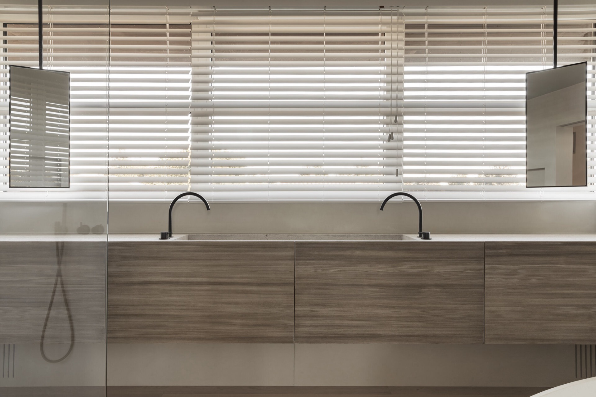design bagno minimalista: bagno moderno con elementi in legno e grandi finestre con persiane orizzontali, Luxury, Design, Exclusive, Modern, Custom Made, Special, Beautiful