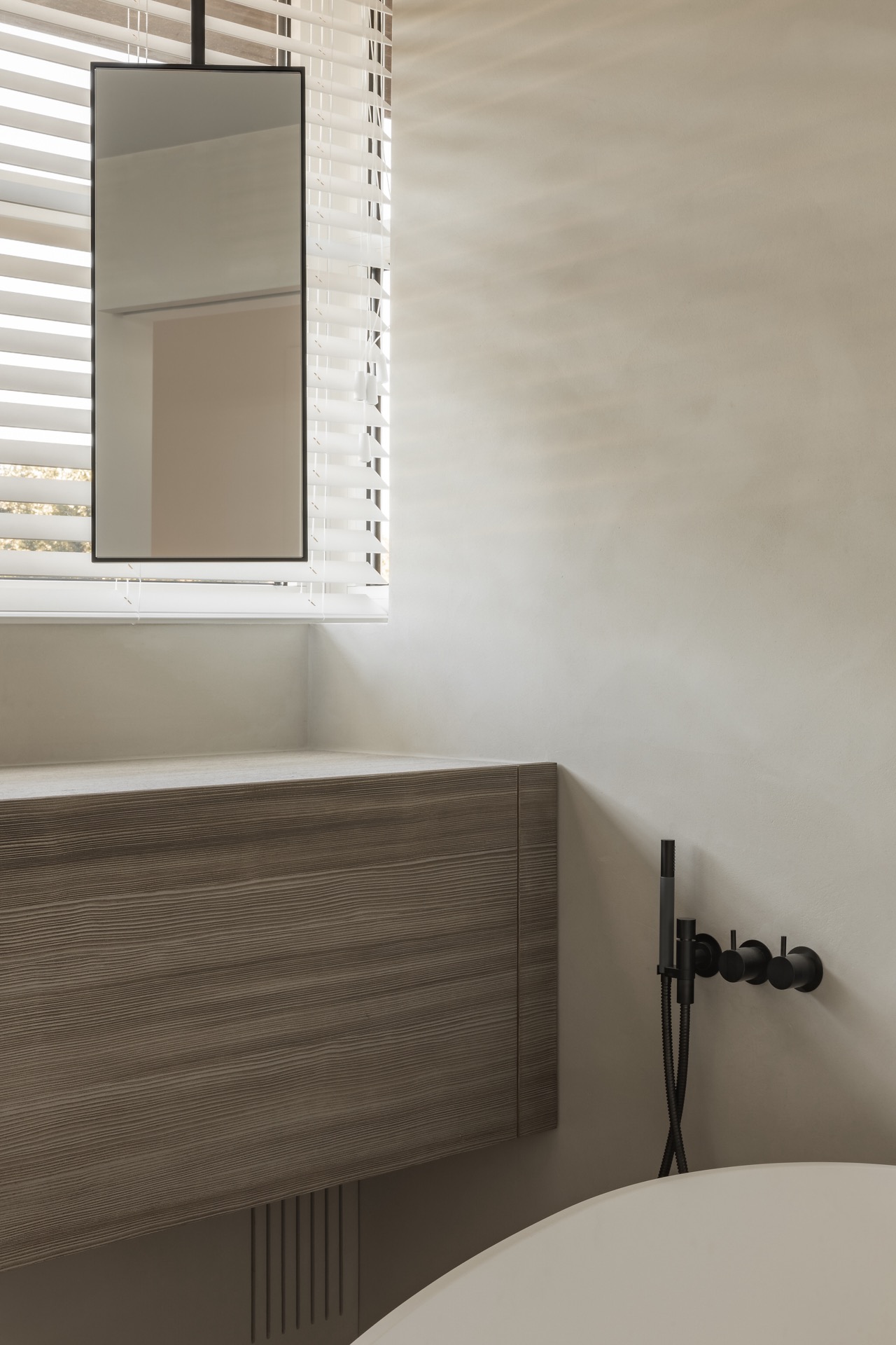 design bagno minimalista: dettaglio del bagno con rubinetti neri e vasca in design minimalista, Luxury, Design, Exclusive, Modern, Custom Made, Special, Beautiful