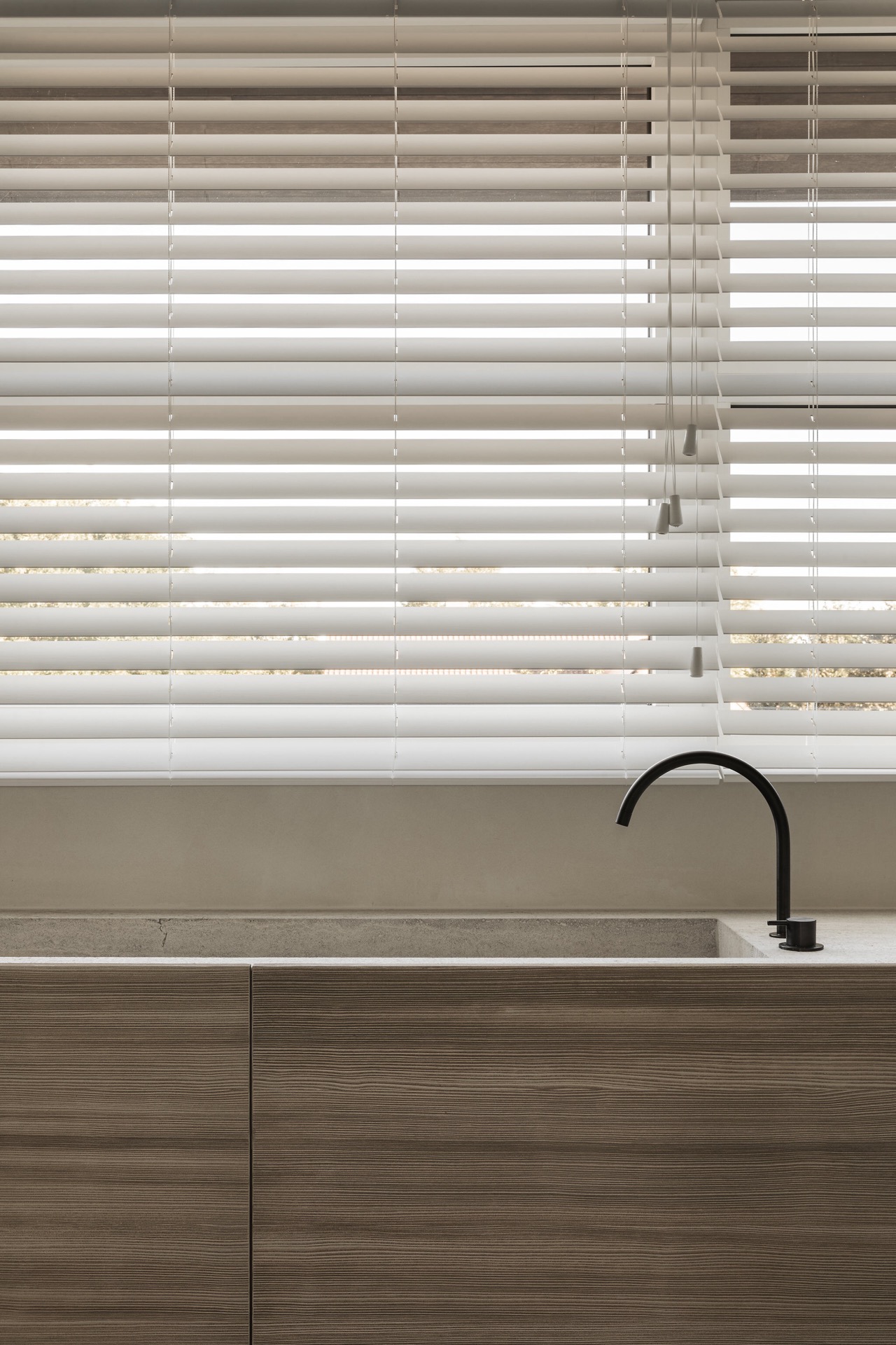 design bagno minimalista: persiane bianche sulla finestra del bagno, Luxury, Design, Exclusive, Modern, Custom Made, Special, Beautiful