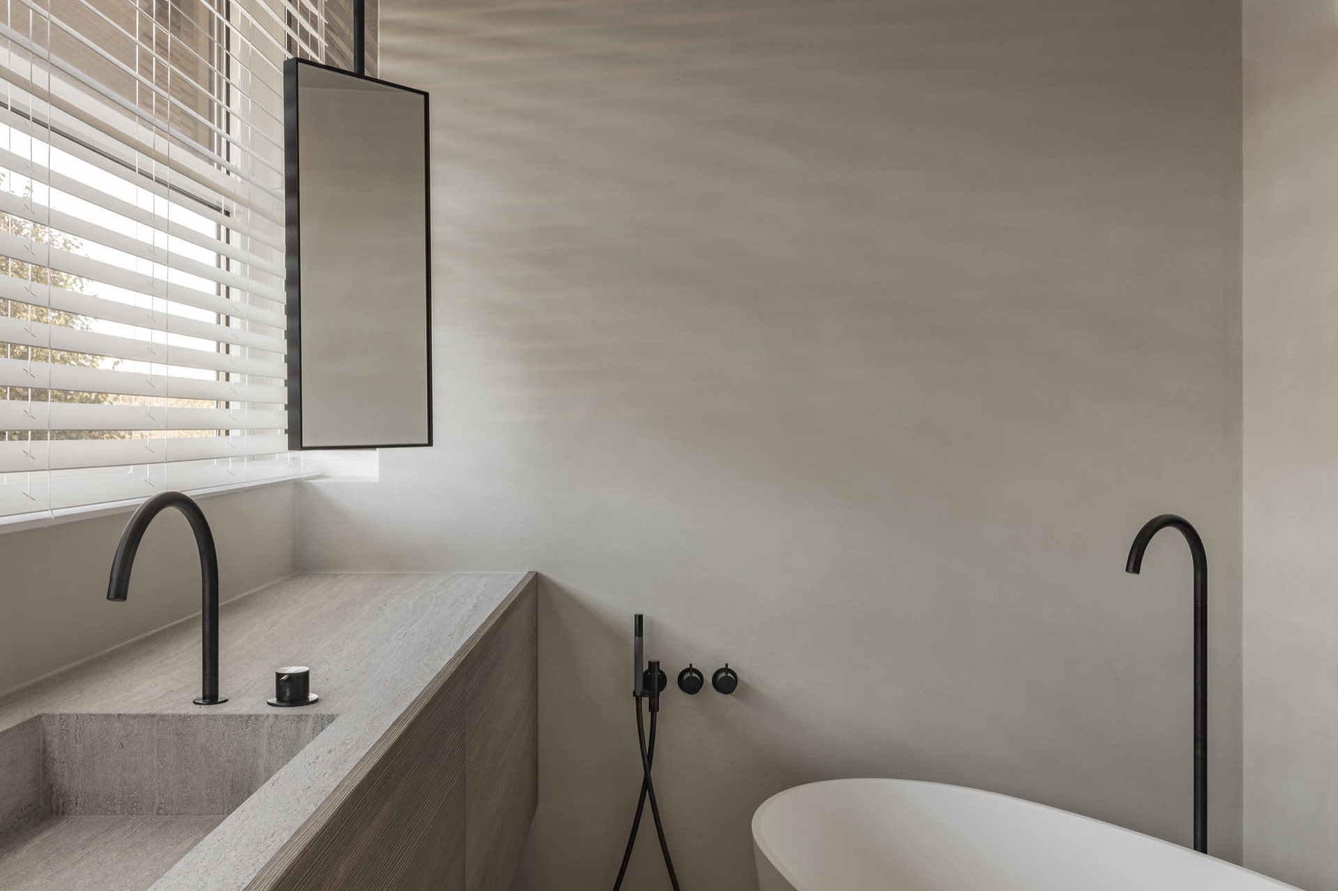 design bagno minimalista: rubinetti neri sopra lavabo in cemento in bagno, Luxury, Design, Exclusive, Modern, Custom Made, Special, Beautiful