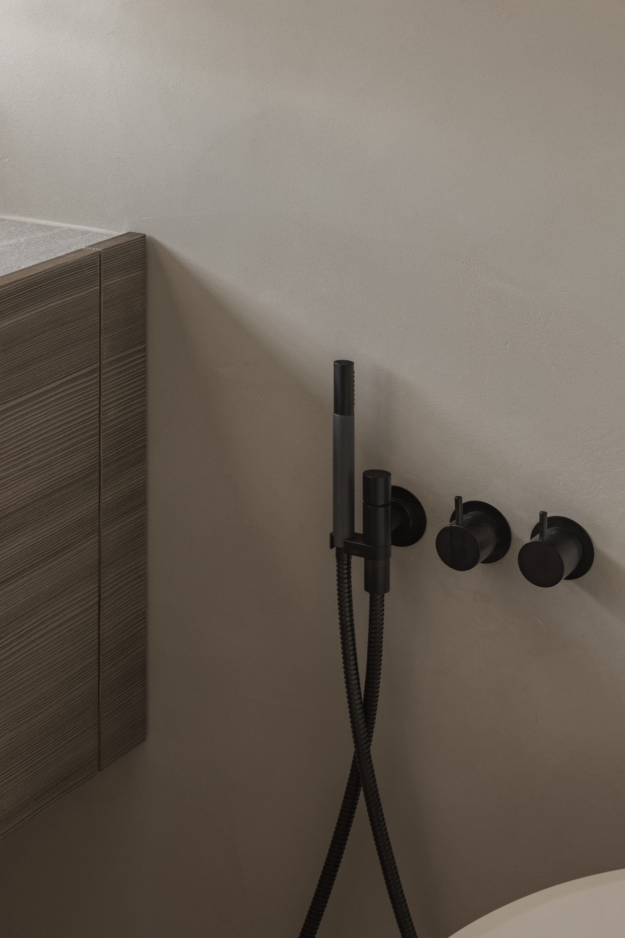 design bagno minimalista: vasca da bagno indipendente bianca in bagno minimalista, Luxury, Design, Exclusive, Modern, Custom Made, Special, Beautiful