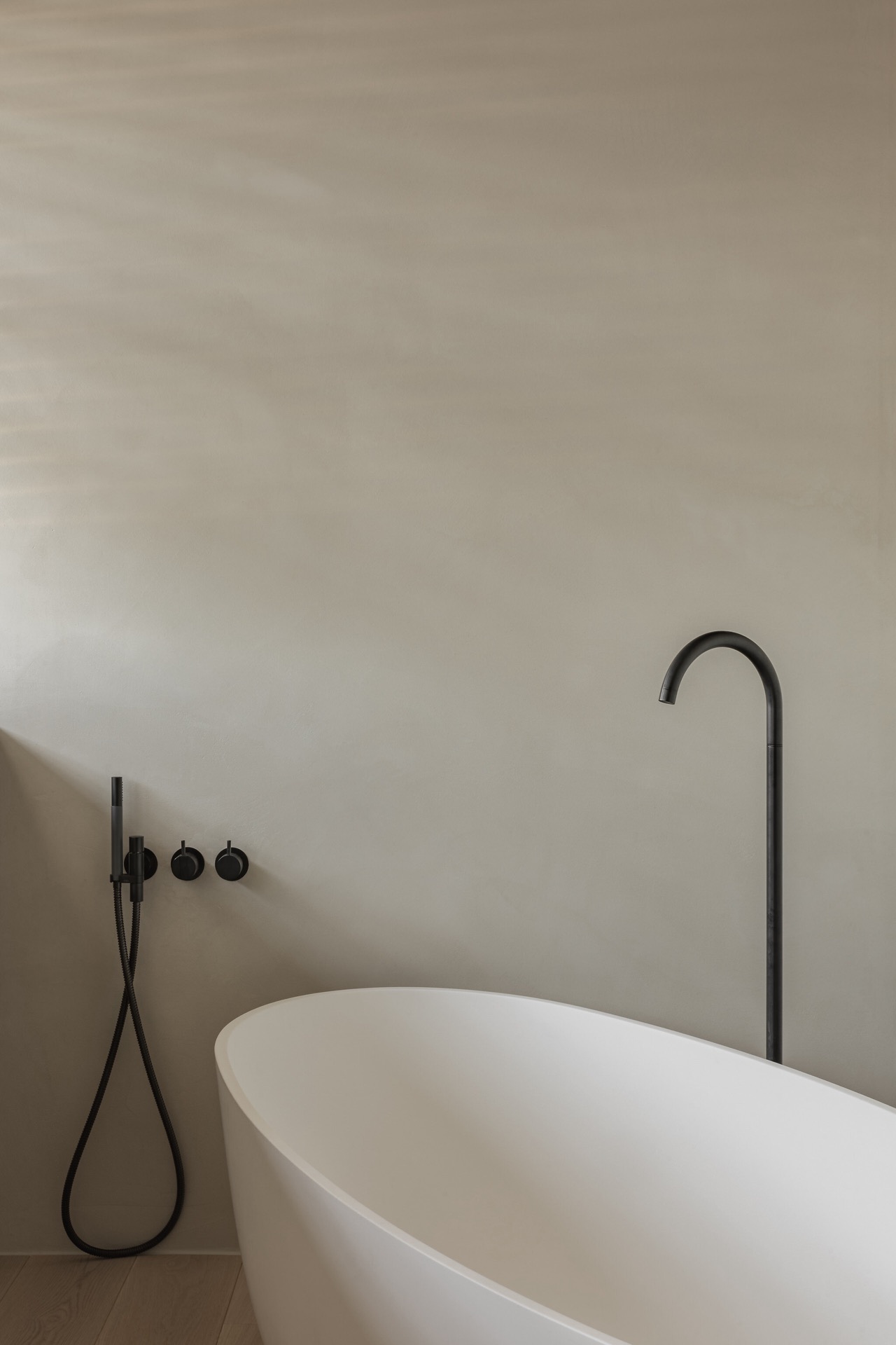 design bagno minimalista: accessori neri e vasca da bagno in bagno moderno, Luxury, Design, Exclusive, Modern, Custom Made, Special, Beautiful