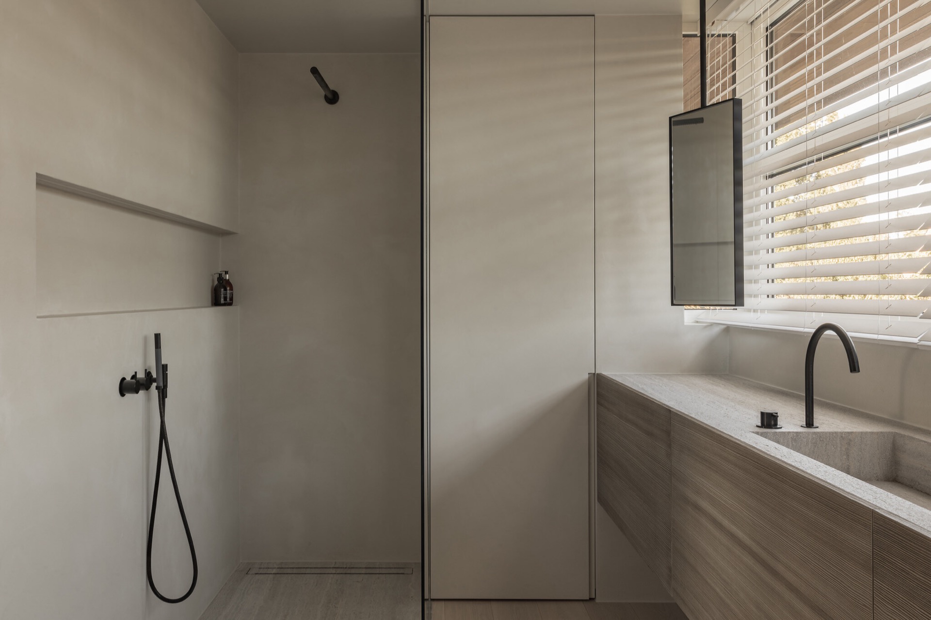 design bagno minimalista: bagno minimalista con mobile sospeso e specchio rotante, Luxury, Design, Exclusive, Modern, Custom Made, Special, Beautiful