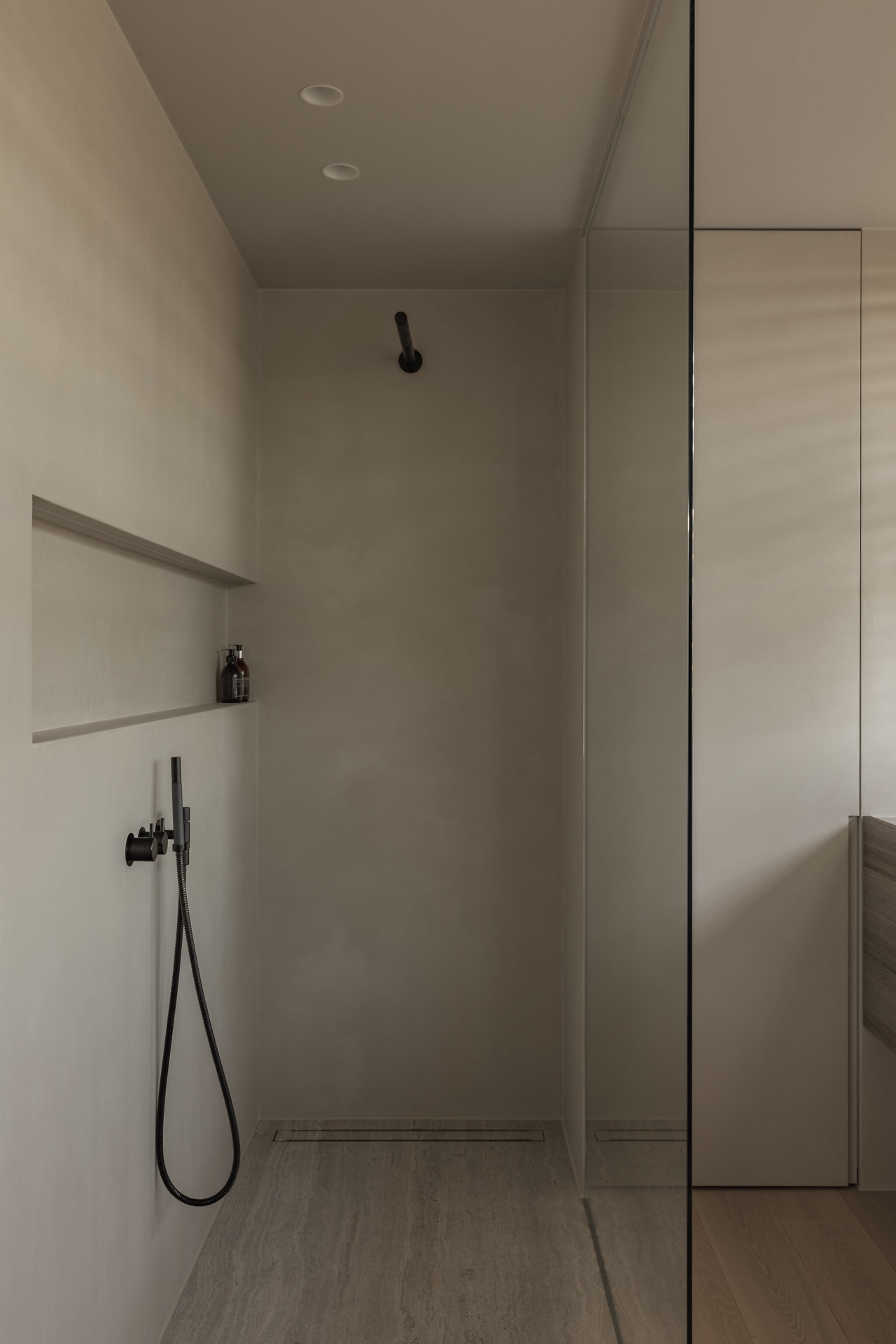 design bagno minimalista: dettaglio angolare in bagno minimalista con pietra naturale e tonalità neutre, Luxury, Design, Exclusive, Modern, Custom Made, Special, Beautiful