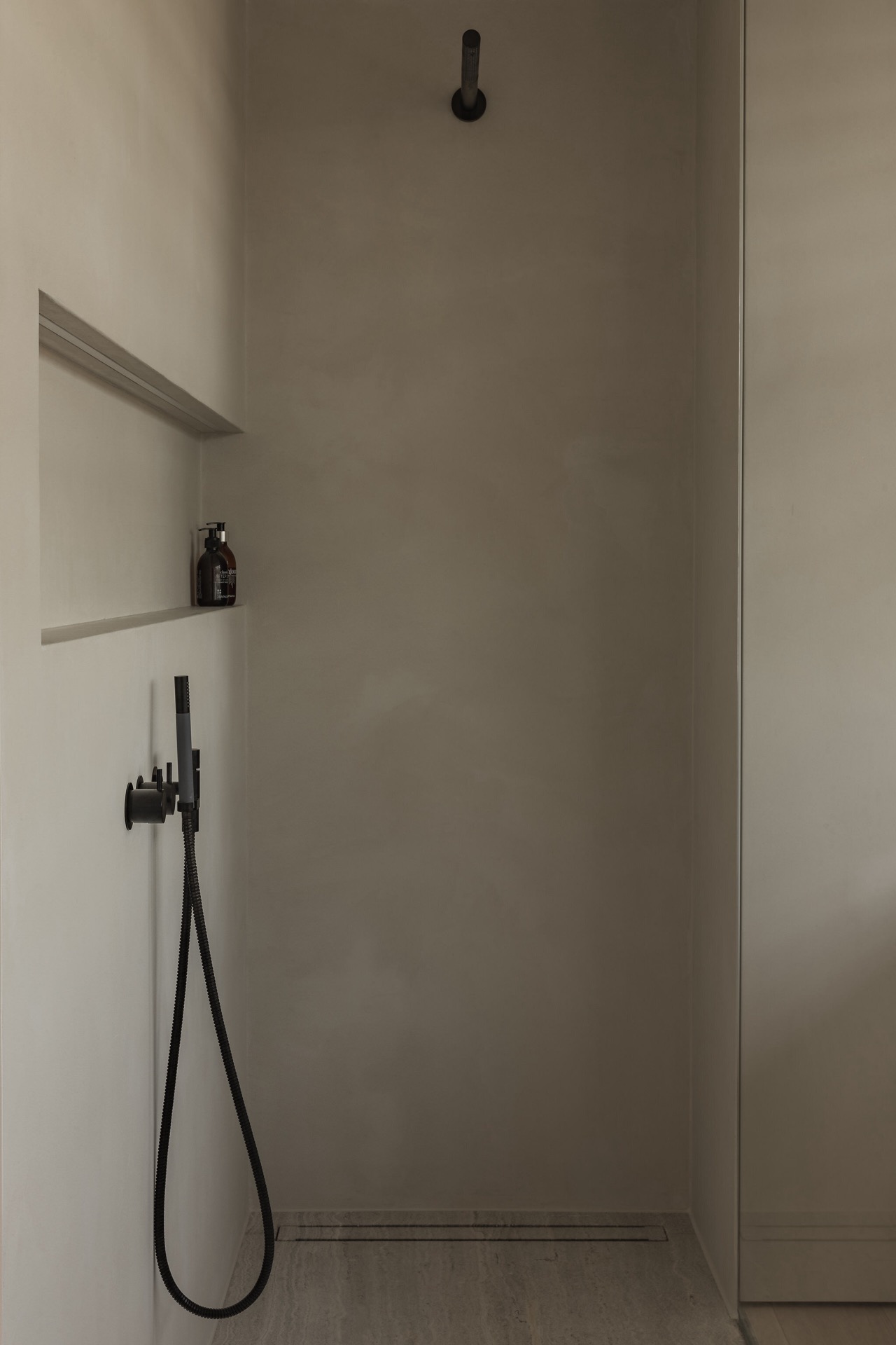 design bagno minimalista: muro del bagno moderno con nicchia e materiali naturali, Luxury, Design, Exclusive, Modern, Custom Made, Special, Beautiful