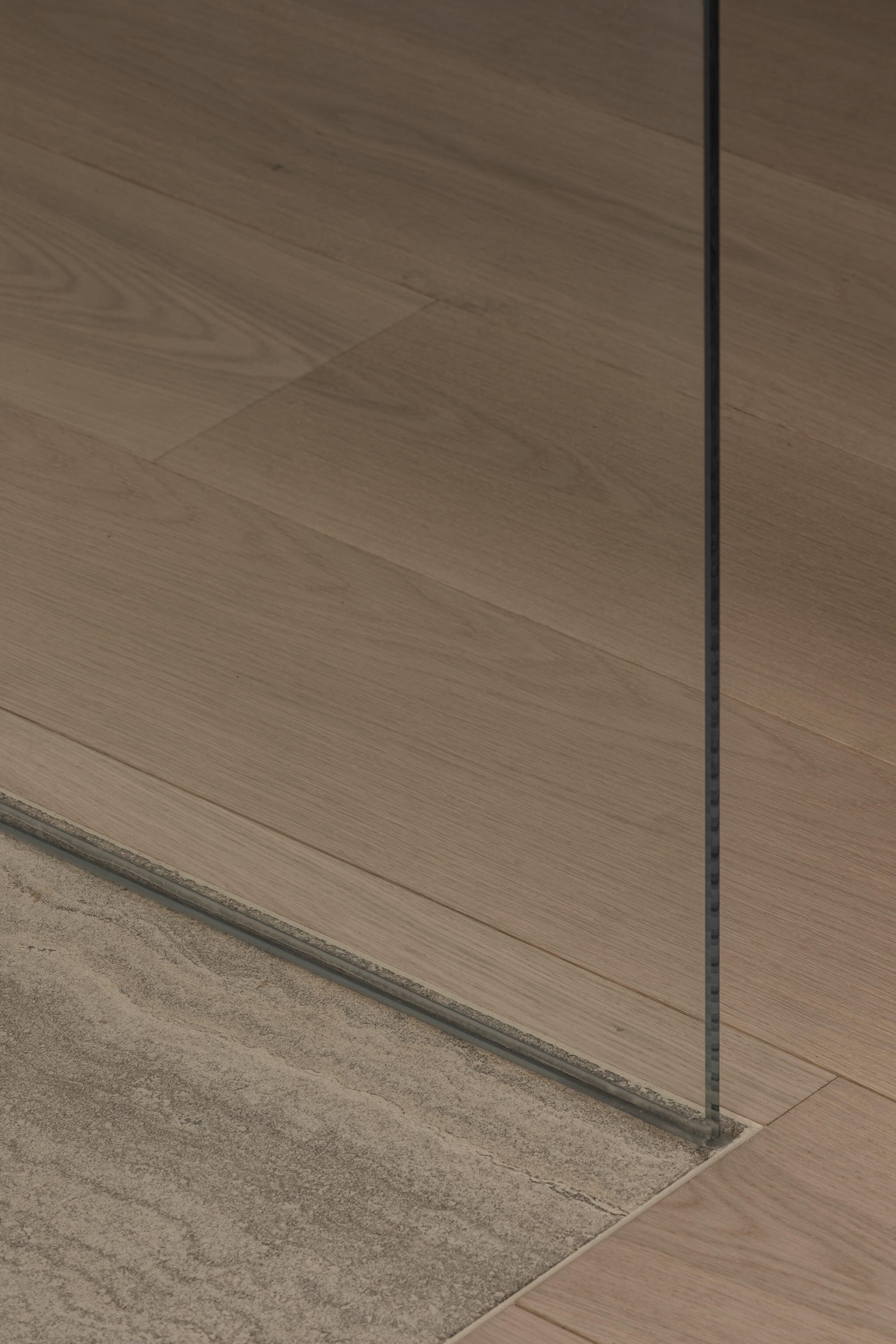 design bagno minimalista: bagno luminoso con pavimento in legno e persiane, Luxury, Design, Exclusive, Modern, Custom Made, Special, Beautiful