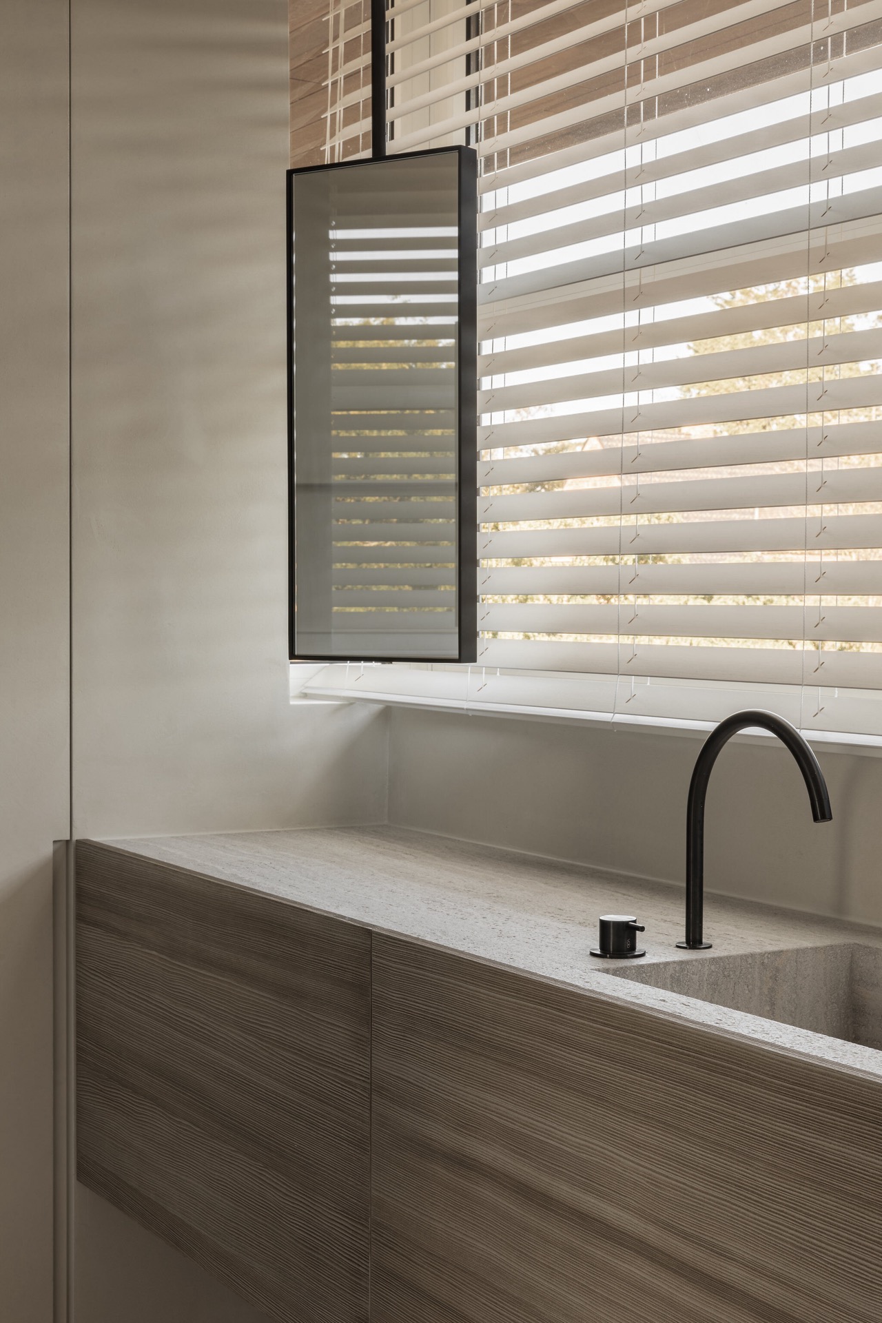 design bagno minimalista: mobili cucina su misura e lavabo vicino a finestra con persiane, Luxury, Design, Exclusive, Modern, Custom Made, Special, Beautiful