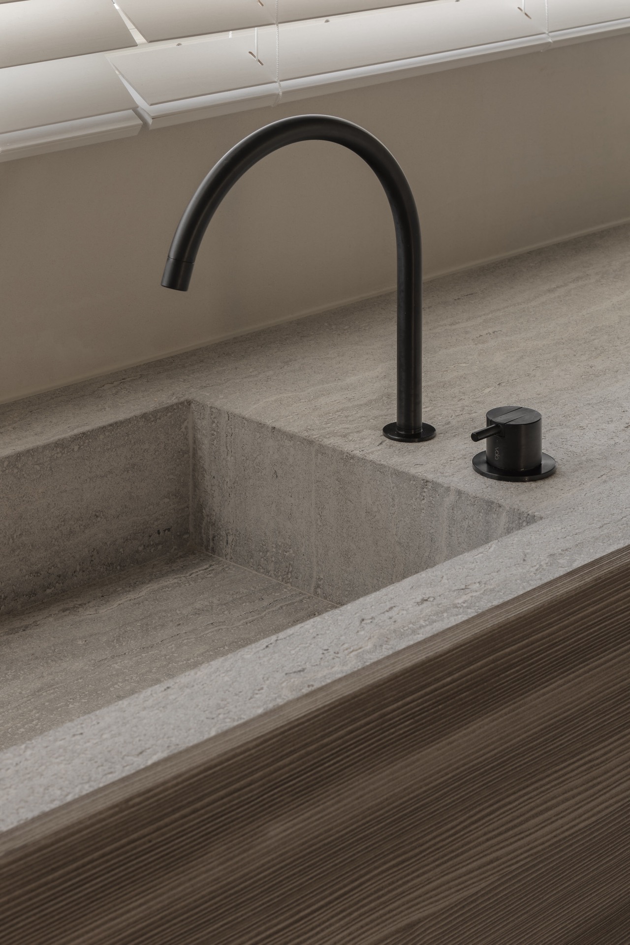 design bagno minimalista: bagno moderno con lavabo in cemento e rubinetto nero, stile minimalista., Luxury, Design, Exclusive, Modern, Custom Made, Special, Beautiful