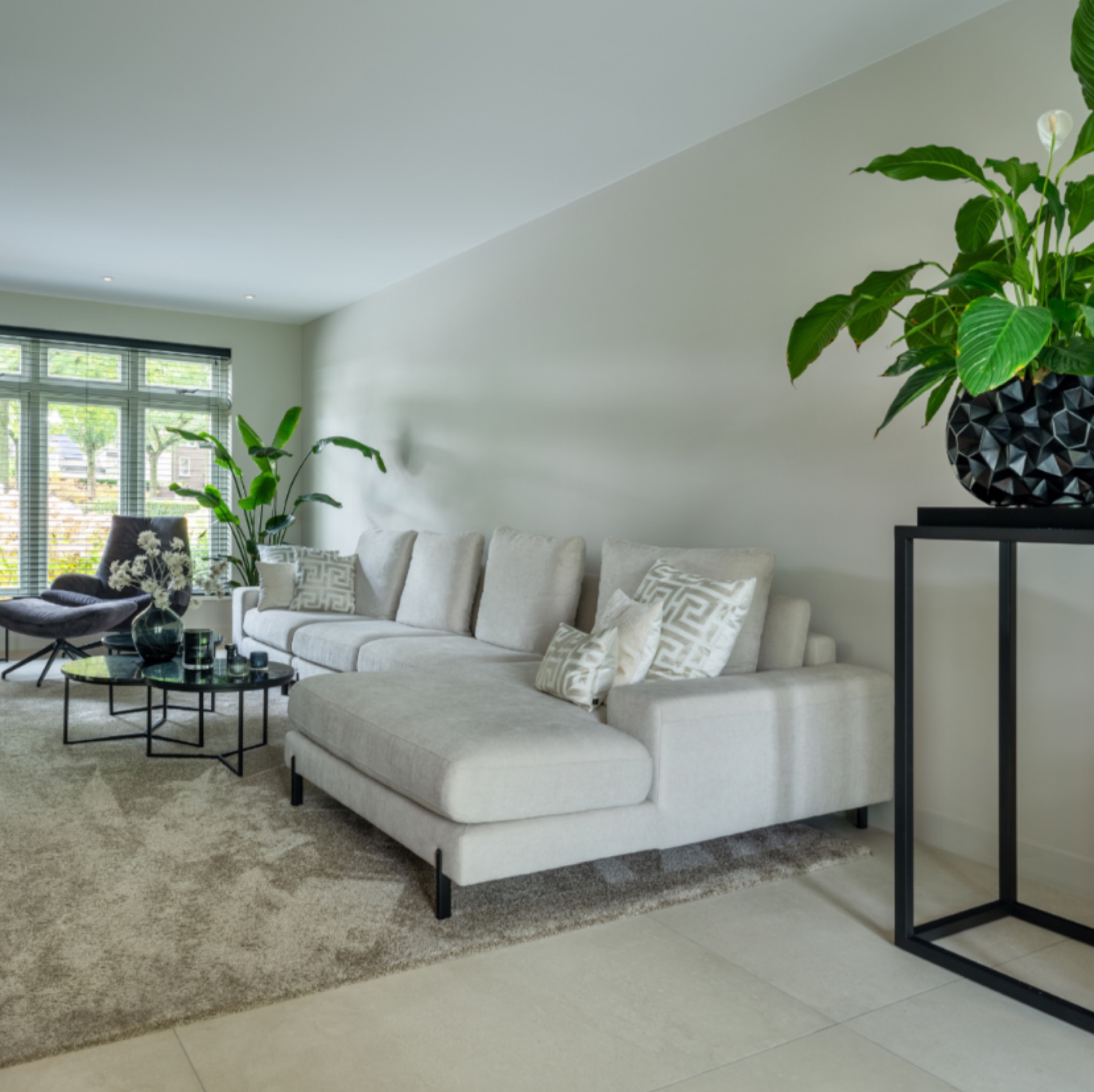design di interni moderni: soggiorno luminoso con grandi finestre e zona lounge accogliente, Luxury, Design, Exclusive, Modern, Custom Made, Special, Beautiful