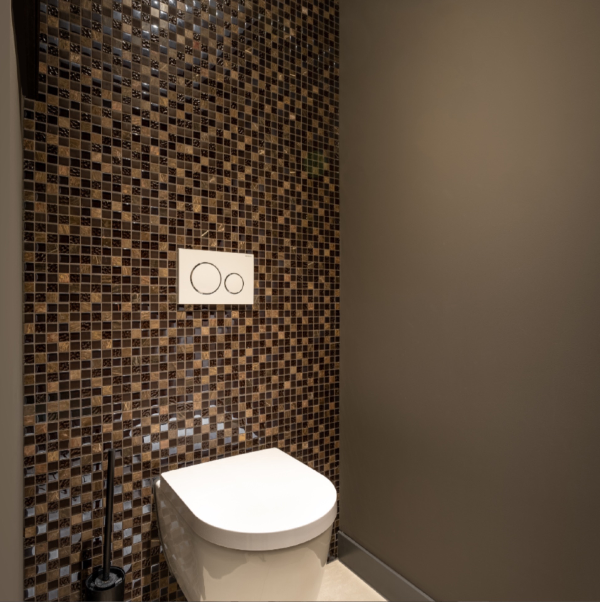 design di interni moderni: spazio WC con pareti in mosaico marrone e water sospeso., Luxury, Design, Exclusive, Modern, Custom Made, Special, Beautiful