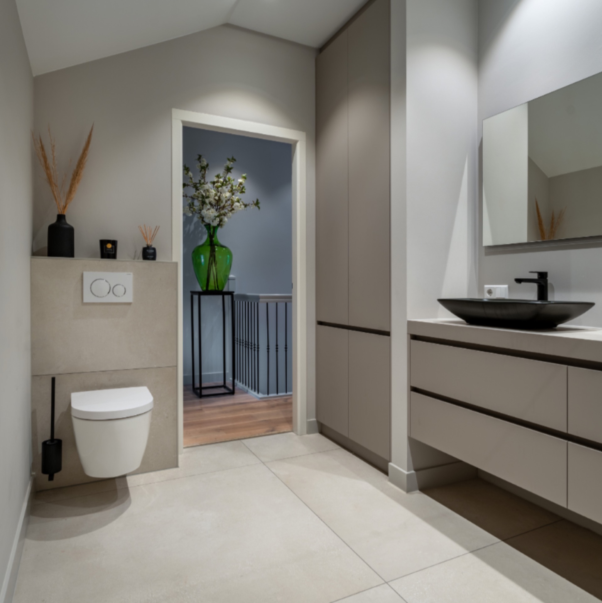 design di interni moderni: bagno moderno con piastrelle in ceramica che imitano un pavimento in calcestruzzo., Luxury, Design, Exclusive, Modern, Custom Made, Special, Beautiful