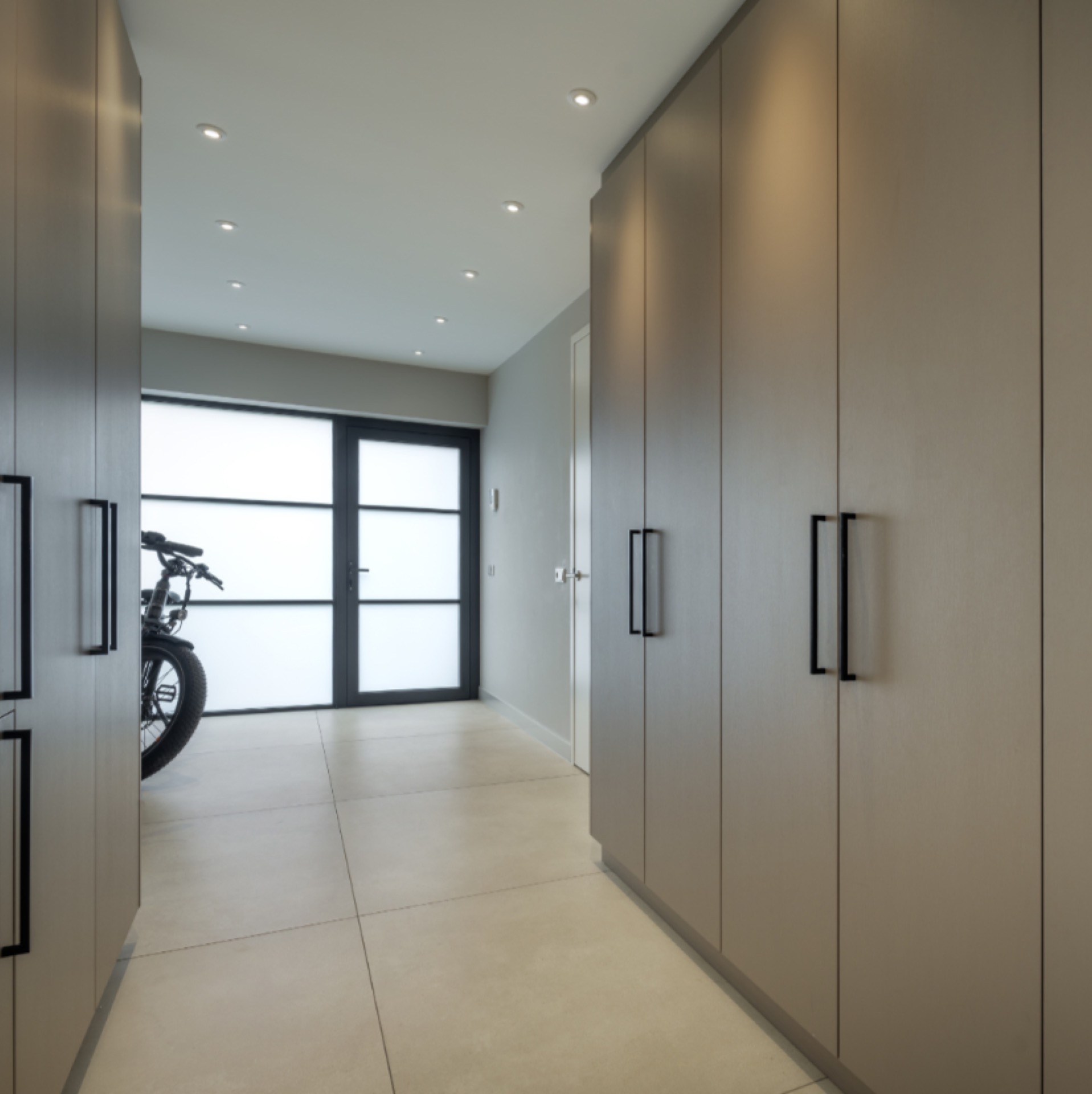 design di interni moderni: ingressi spazioso con armadi a incasso e una bicicletta, design moderno., Luxury, Design, Exclusive, Modern, Custom Made, Special, Beautiful