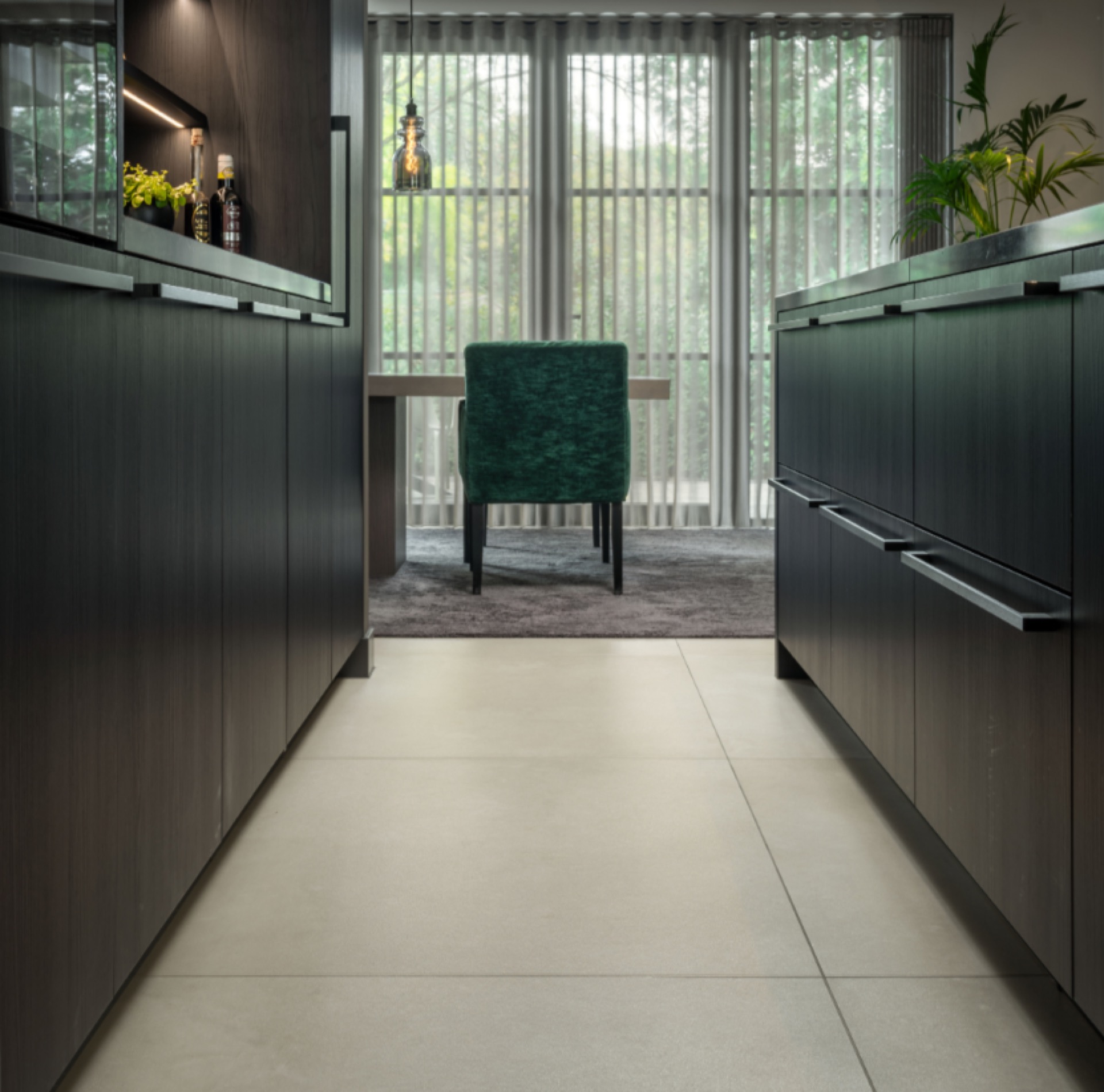 design di interni moderni: soggiorno con grandi finestre e vista sul giardino, arredato in modo confortevole., Luxury, Design, Exclusive, Modern, Custom Made, Special, Beautiful