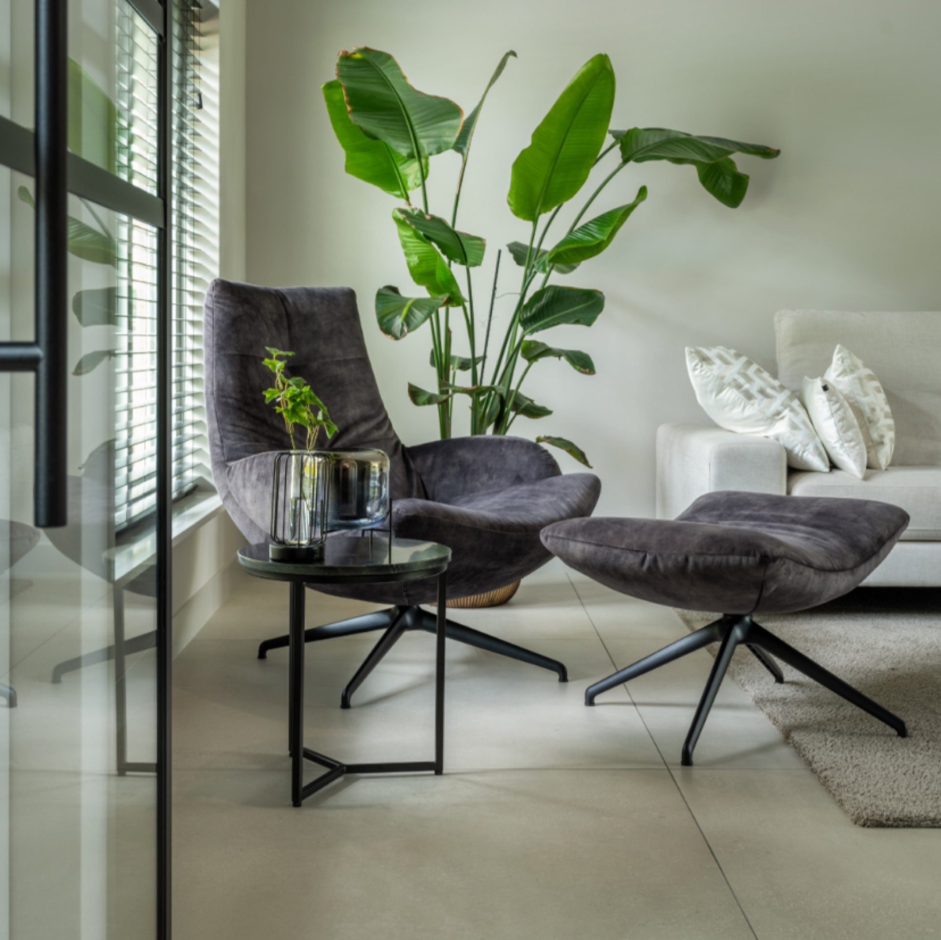 design di interni moderni: salotto moderno con piante grandi e sedia relax., Luxury, Design, Exclusive, Modern, Custom Made, Special, Beautiful