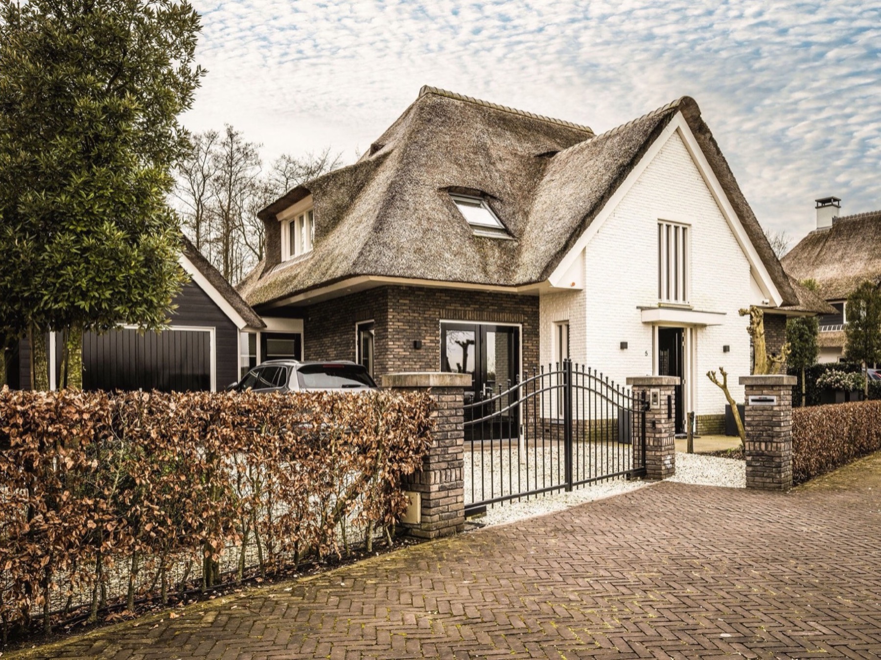 interni casa moderni: casa con tetto di paglia, facciata in mattone e cancello, Luxury, Design, Exclusive, Modern, Custom Made, Special, Beautiful