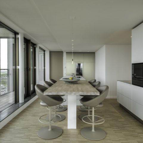 Cucina moderna con vista sulla città e interni minimalisti