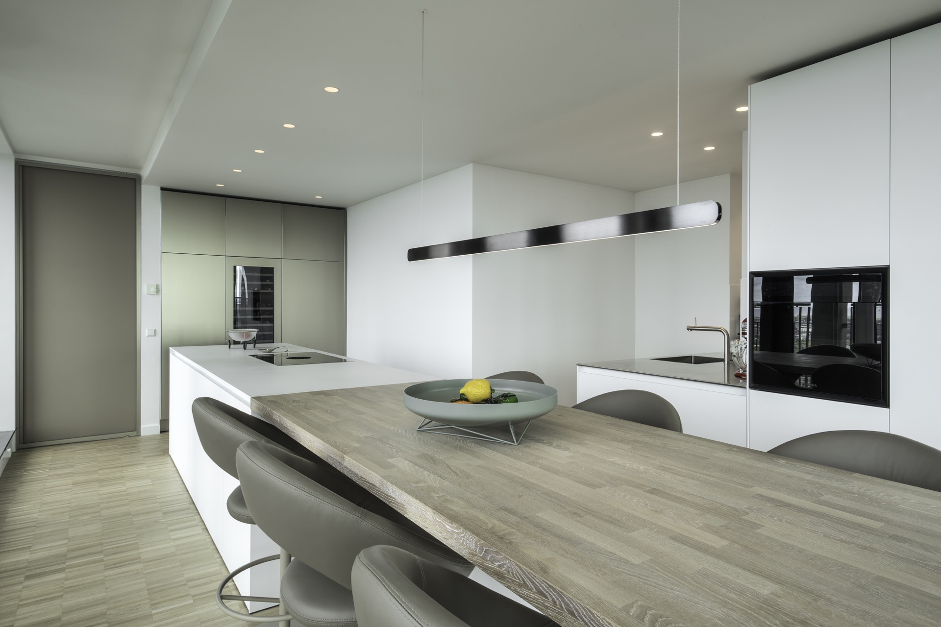 design cucina moderna: cucina moderna con vista sulla città e grandi porte scorrevoli in vetro., Luxury, Design, Exclusive, Modern, Custom Made, Special, Beautiful