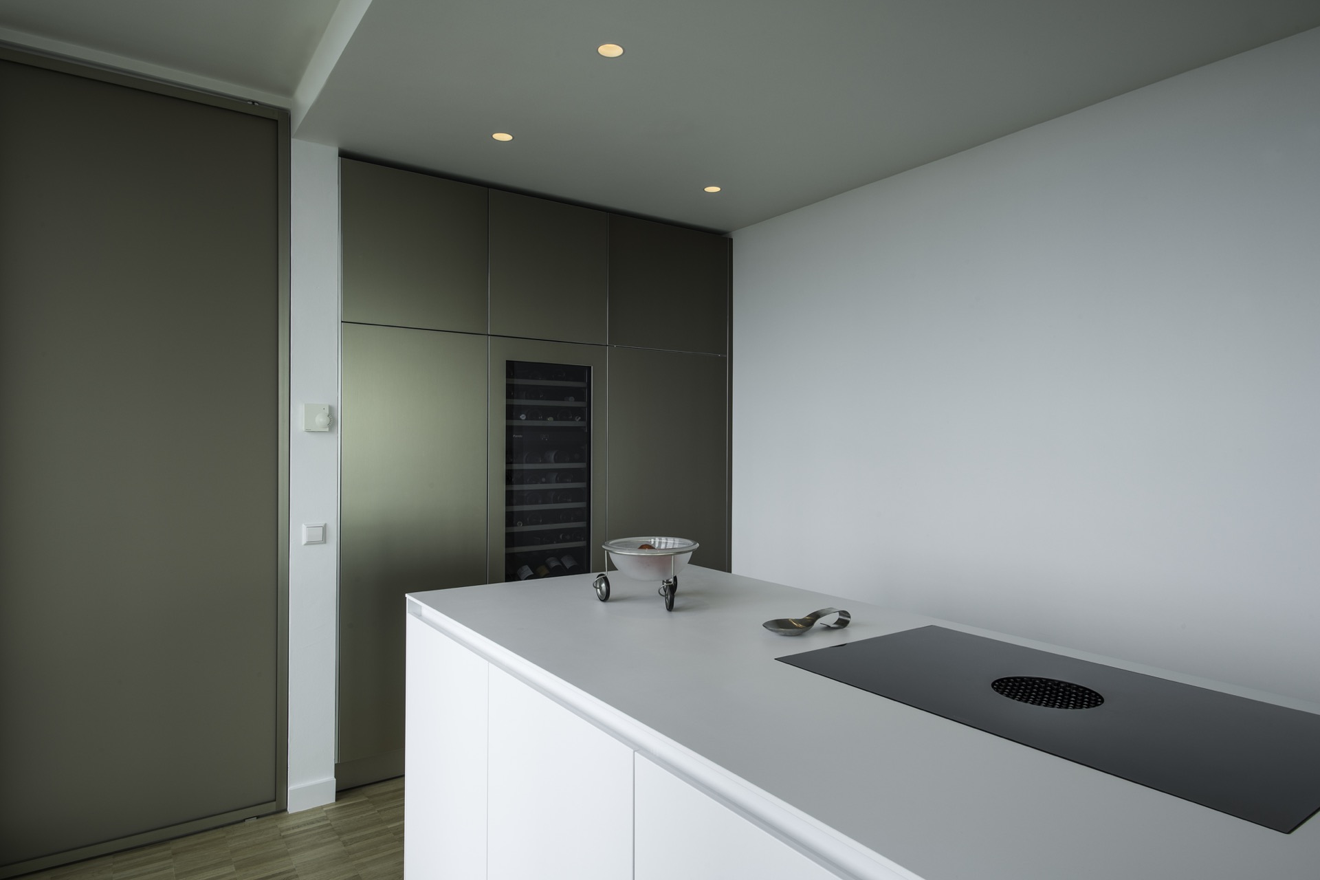 design cucina moderna: isola della cucina e grandi finestre con vista in una cucina moderna., Luxury, Design, Exclusive, Modern, Custom Made, Special, Beautiful