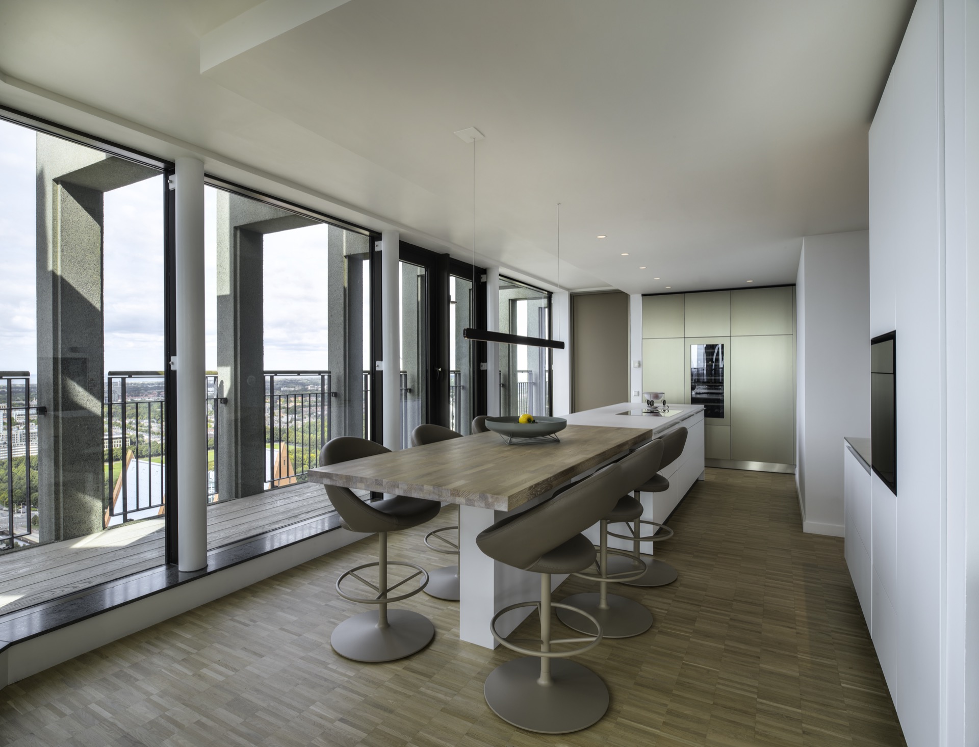 design cucina moderna: soggiorno con grandi finestre e vista sulla città., Luxury, Design, Exclusive, Modern, Custom Made, Special, Beautiful