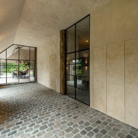 Intérieur industriel moderne avec détails de luxe