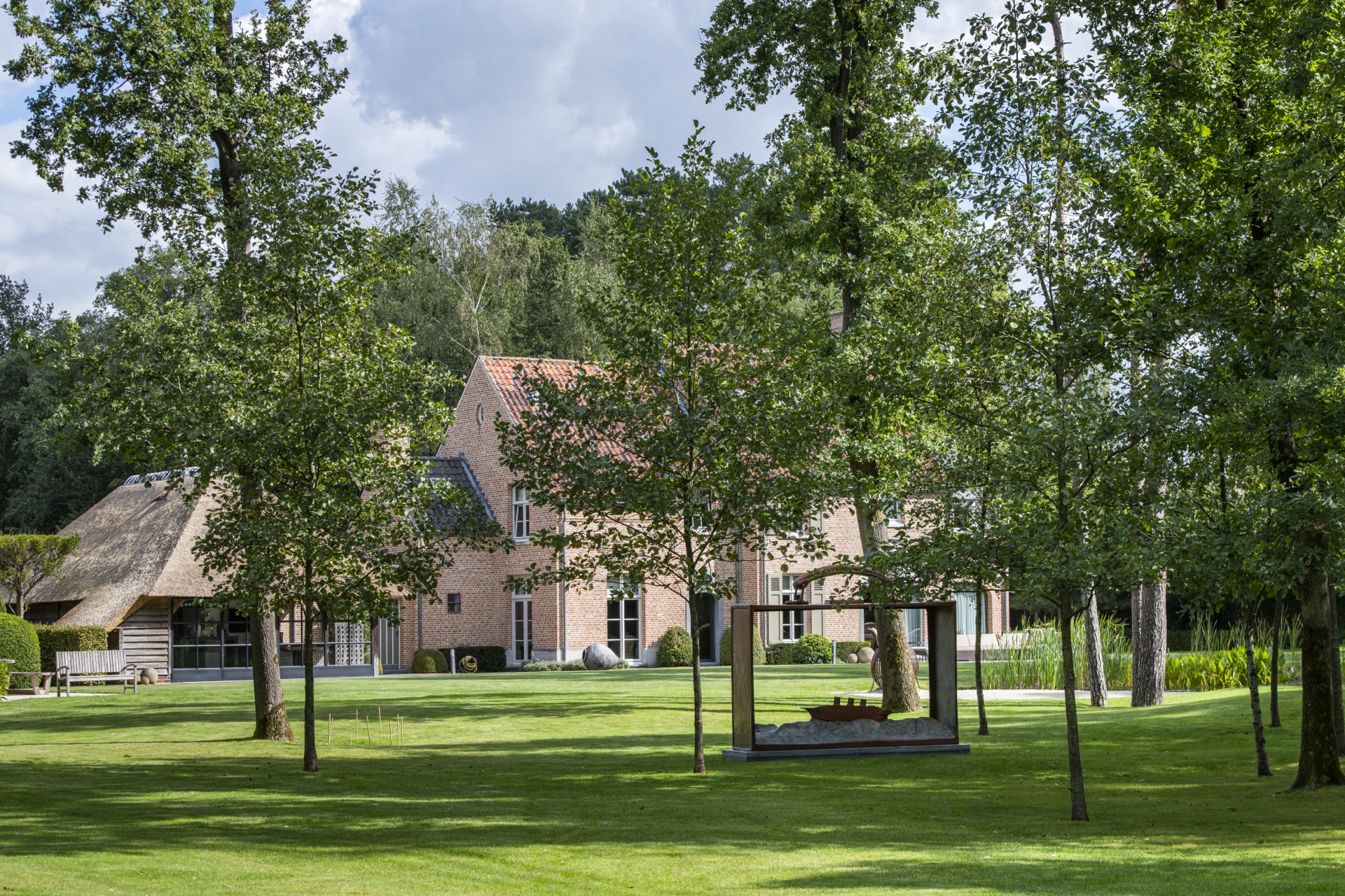 giardino con stagno: casa di campagna in un giardino con prato, area giochi circondata da alberi in stile rurale., Luxury, Design, Exclusive, Modern, Custom Made, Special, Beautiful