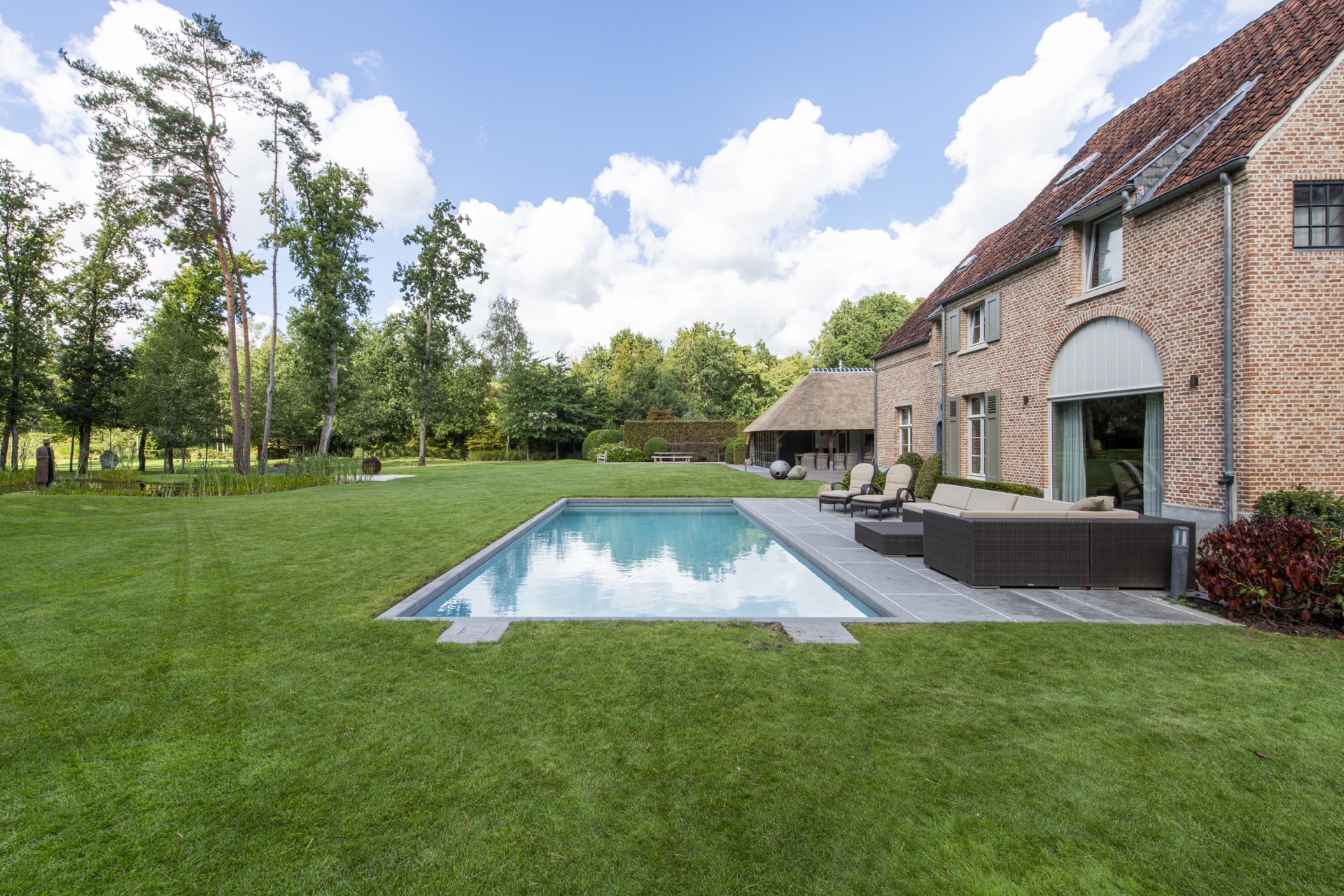 giardino con stagno: prato con alberi alti e arbusti, natura che circonda il giardino, Luxury, Design, Exclusive, Modern, Custom Made, Special, Beautiful