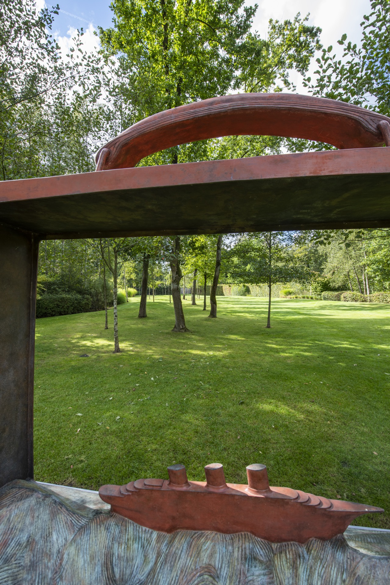 giardino con stagno: scultura in legno nel giardino con spazio verde aperto e sole, Luxury, Design, Exclusive, Modern, Custom Made, Special, Beautiful