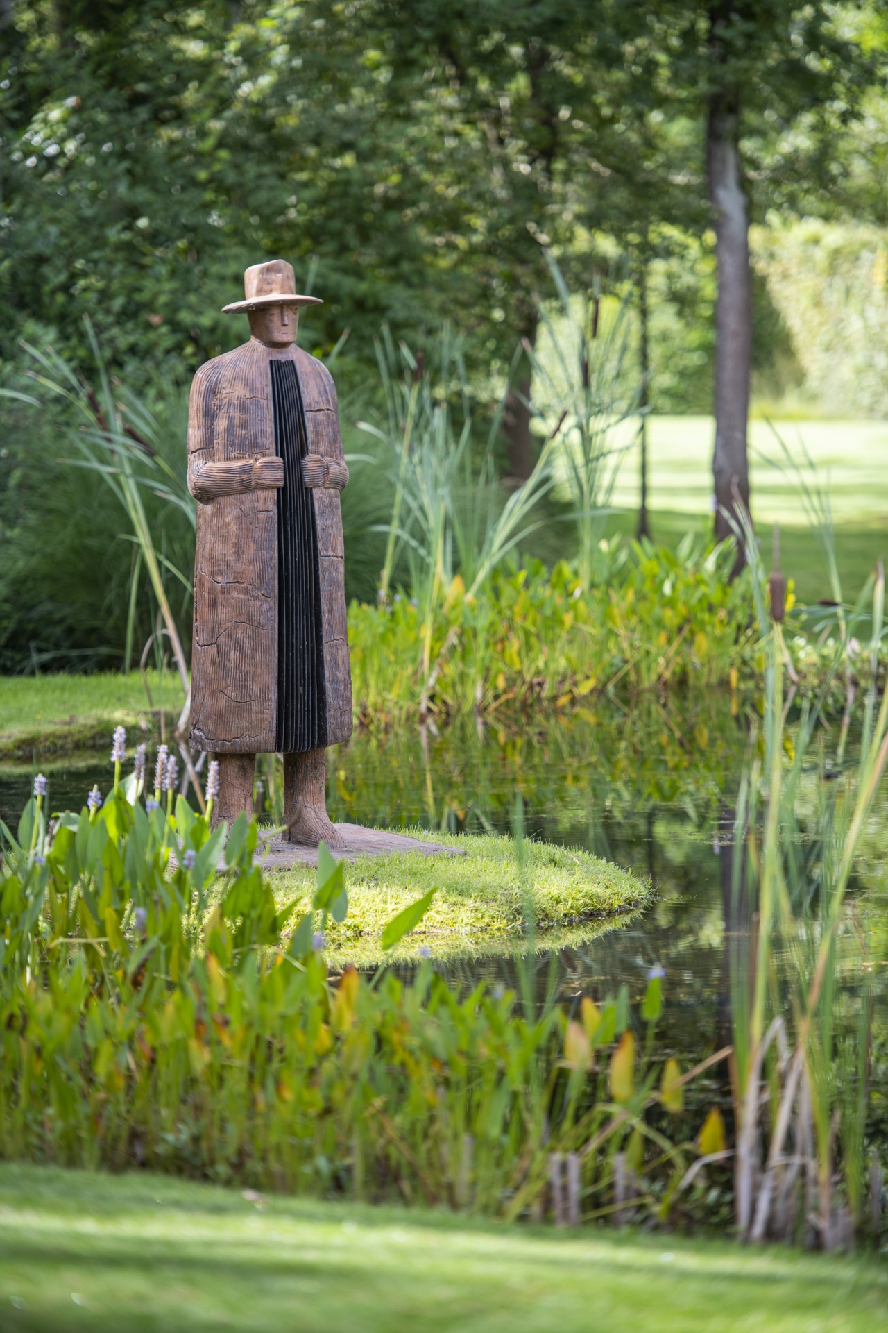 giardino con stagno: stagno da giardino con pesci e ninfee, circondato da alberi e piante., Luxury, Design, Exclusive, Modern, Custom Made, Special, Beautiful