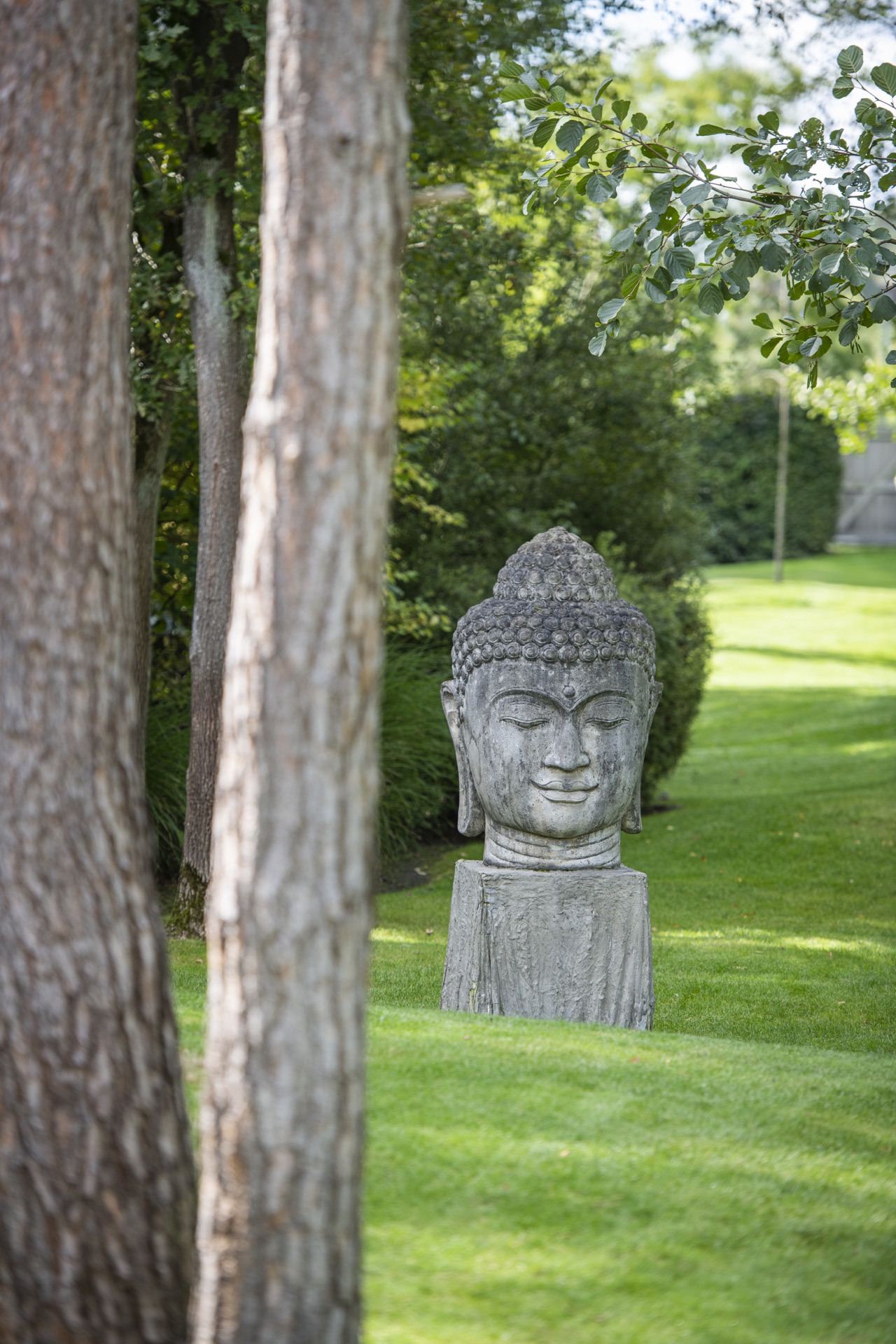 giardino con stagno: statua di Buddha in pietra nel giardino, circondata da alberi e vegetazione., Luxury, Design, Exclusive, Modern, Custom Made, Special, Beautiful