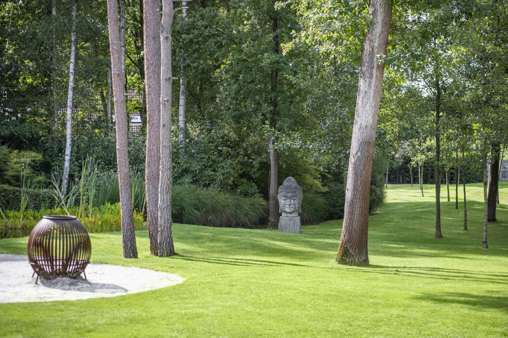 giardino con stagno: giardino adatto ai bambini con prato e altalena sotto gli alberi., Luxury, Design, Exclusive, Modern, Custom Made, Special, Beautiful