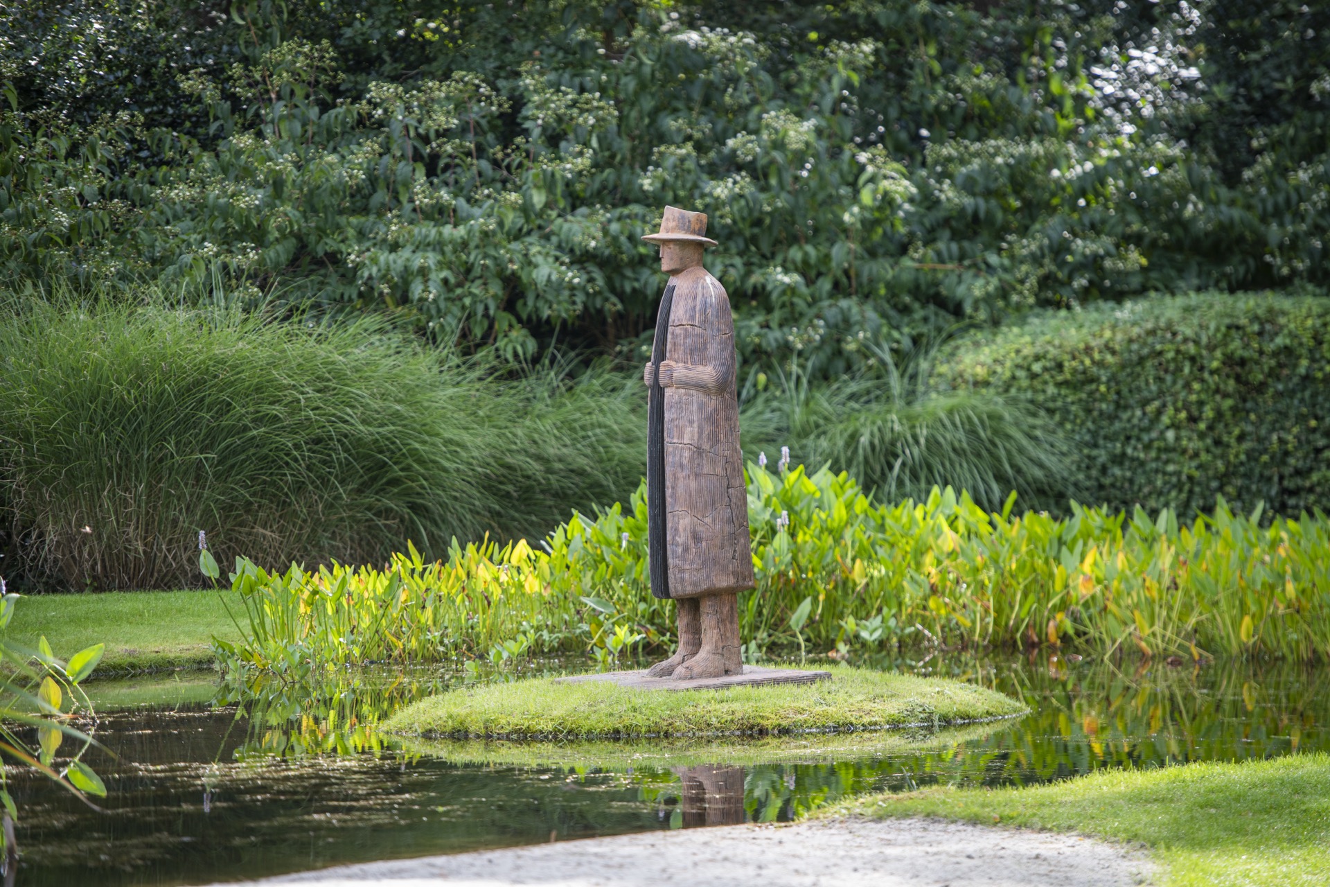 giardino con stagno: scultura in legno su prato con acqua e piante intorno, Luxury, Design, Exclusive, Modern, Custom Made, Special, Beautiful