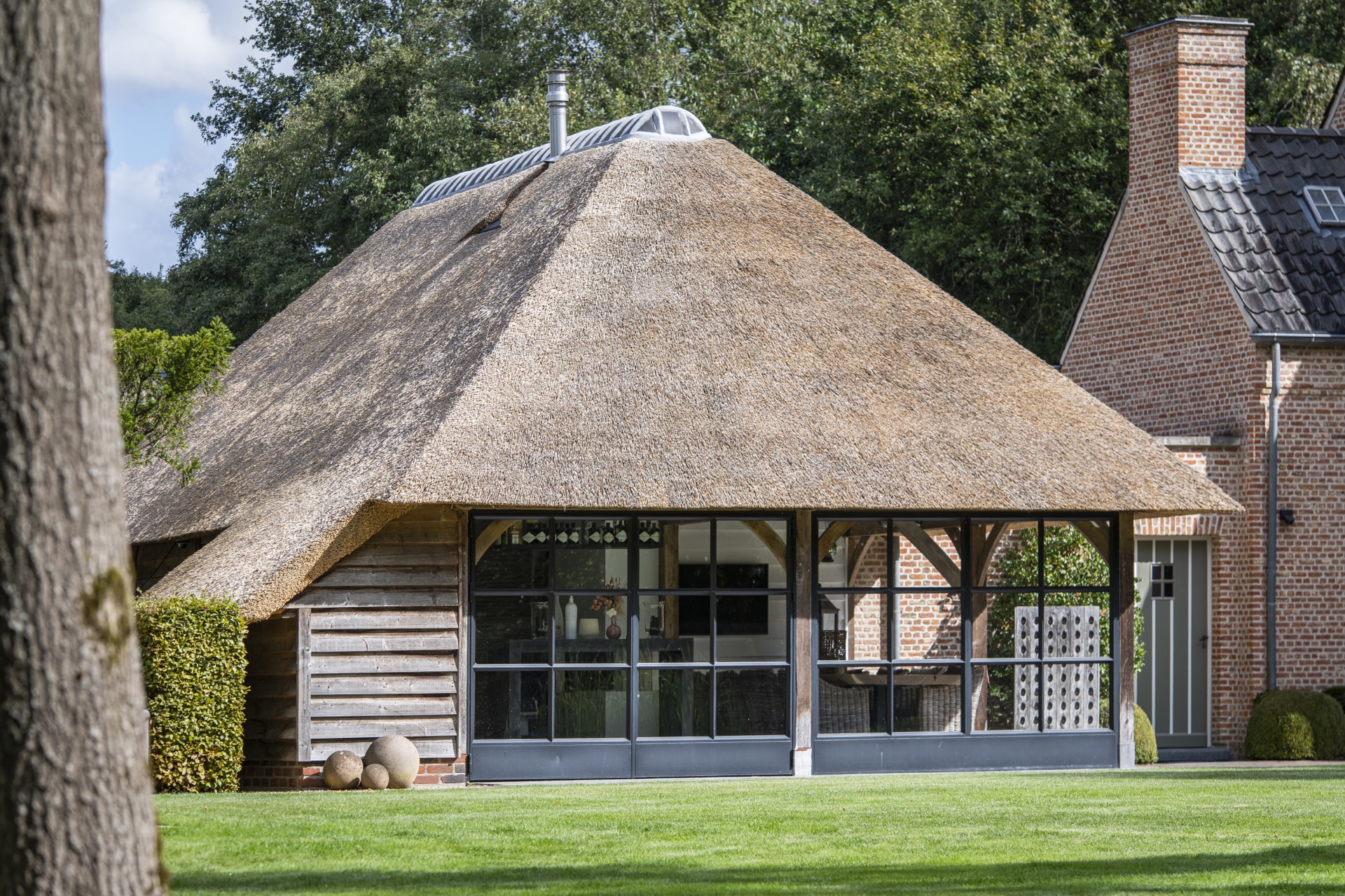 giardino con stagno: casa di campagna con tetto di paglia, grandi finestre e facciate in legno, Luxury, Design, Exclusive, Modern, Custom Made, Special, Beautiful