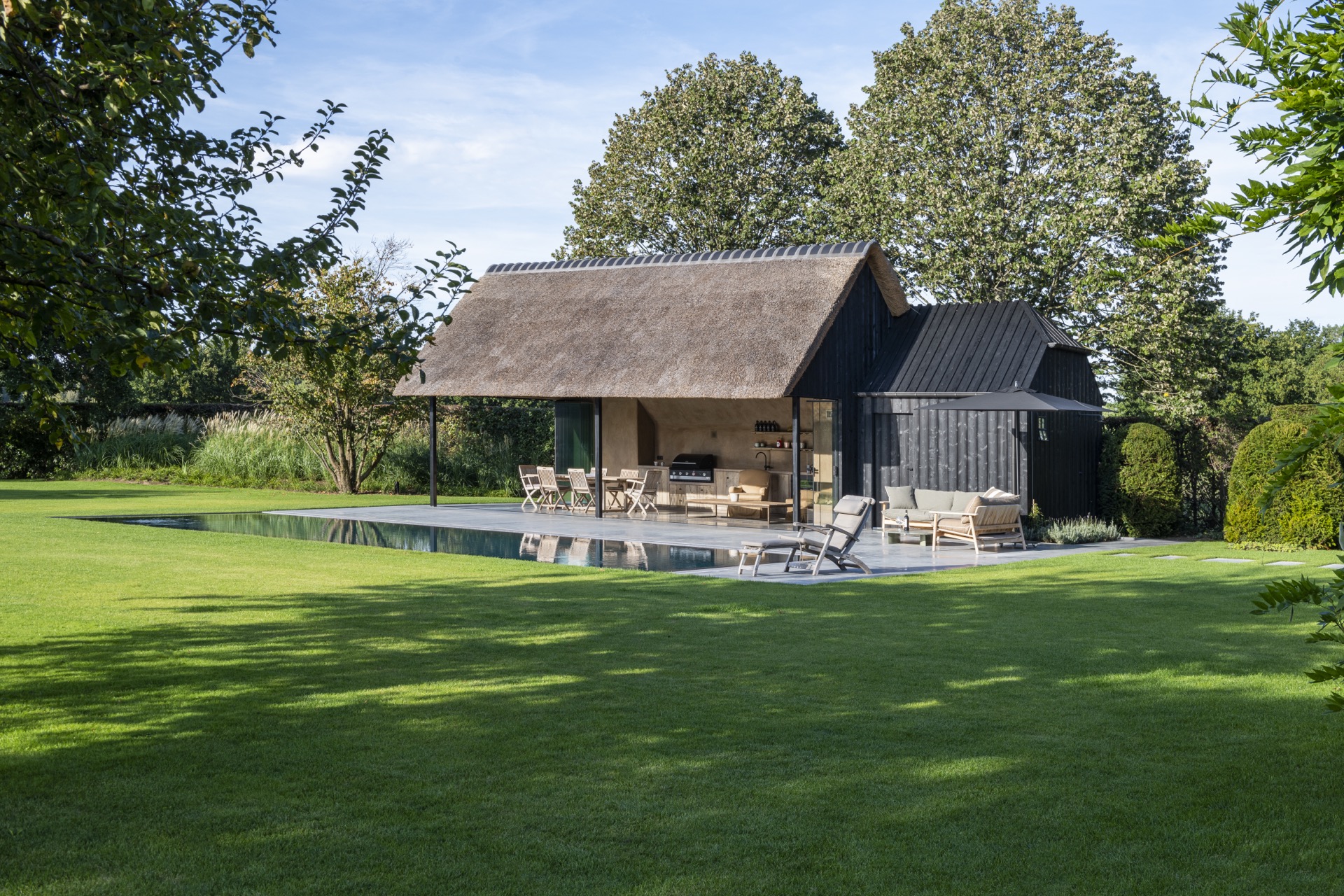 giardino moderno idee: giardino moderno con piscina e lettini sotto gli alberi, Luxury, Design, Exclusive, Modern, Custom Made, Special, Beautiful