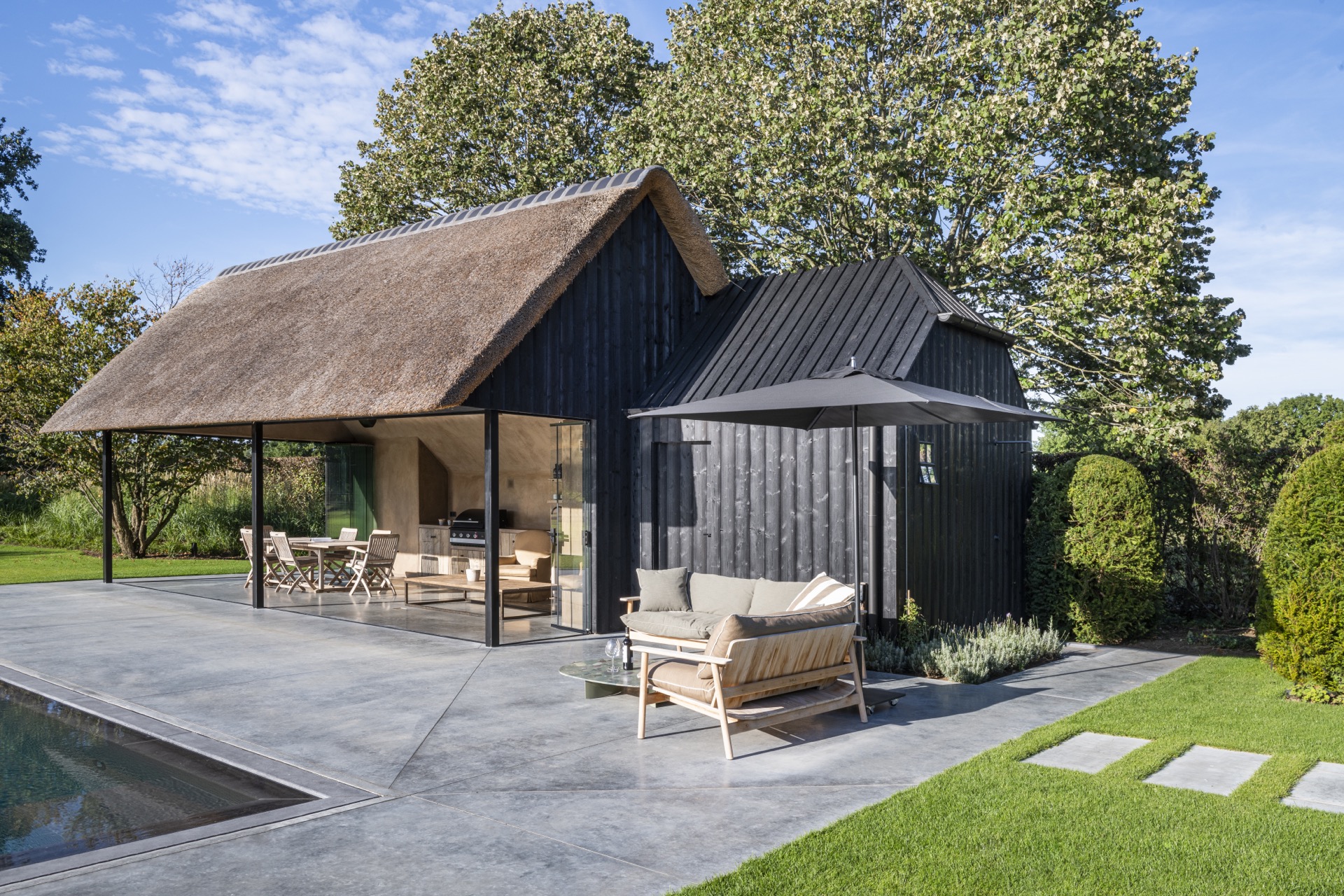 giardino moderno idee: giardino moderno con poolhouse in legno nero e piscina, mobili da esterno e vegetazione, Luxury, Design, Exclusive, Modern, Custom Made, Special, Beautiful