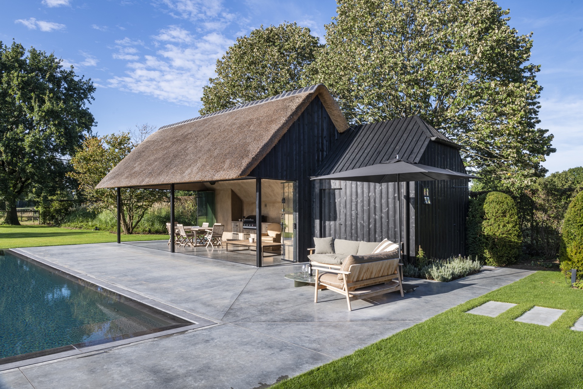 giardino moderno idee: giardino moderno con poolhouse in legno nero e piscina, terrazza e vegetazione, Luxury, Design, Exclusive, Modern, Custom Made, Special, Beautiful