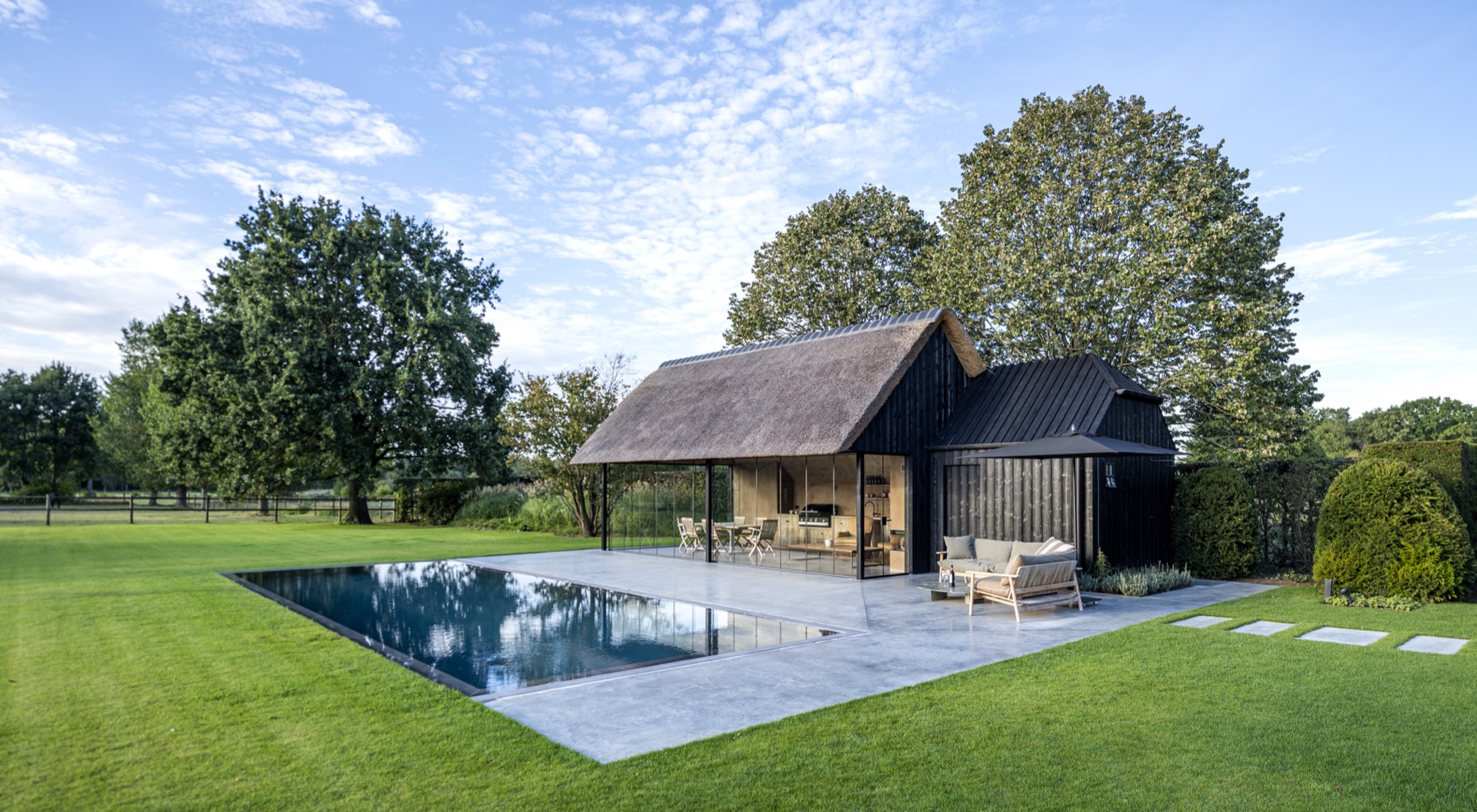 giardino moderno idee: giardino moderno con casa per la piscina e elemento d'acqua su grande prato, Luxury, Design, Exclusive, Modern, Custom Made, Special, Beautiful