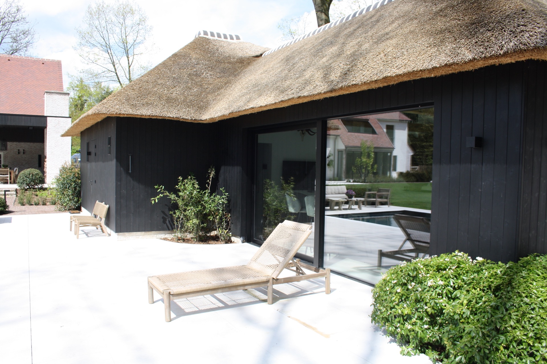 diseño de jardín moderno: casa de piscina moderna de madera negra con techo de paja y jardín con terraza y tumbonas., Luxury, Design, Exclusive, Modern, Custom Made, Special, Beautiful