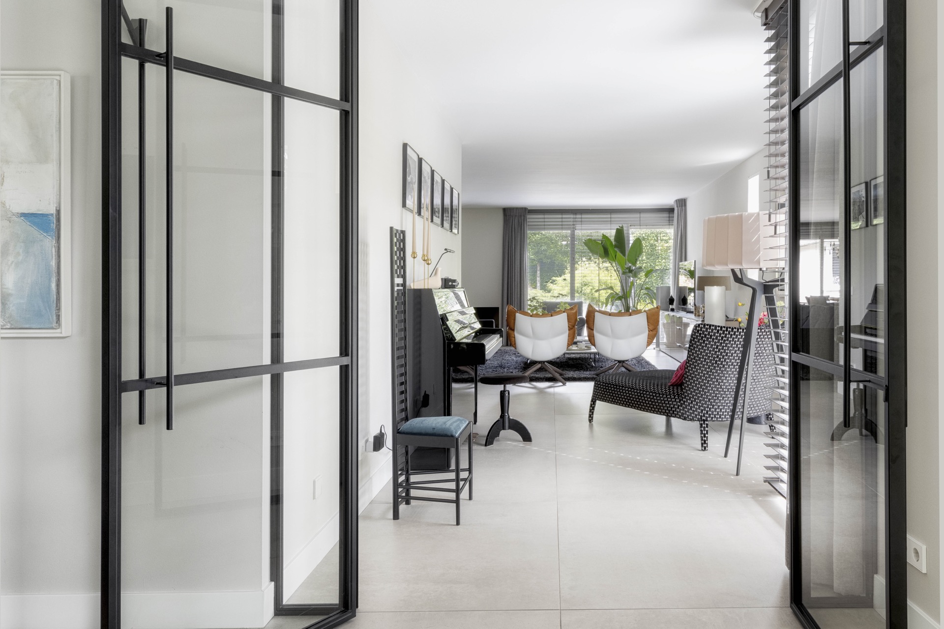 idee cucine moderne: interno con pianoforte, area soggiorno e grandi finestre in un soggiorno moderno, Luxe, Design, Exclusief, Modern, Maatwerk, Bijzondere, Mooie