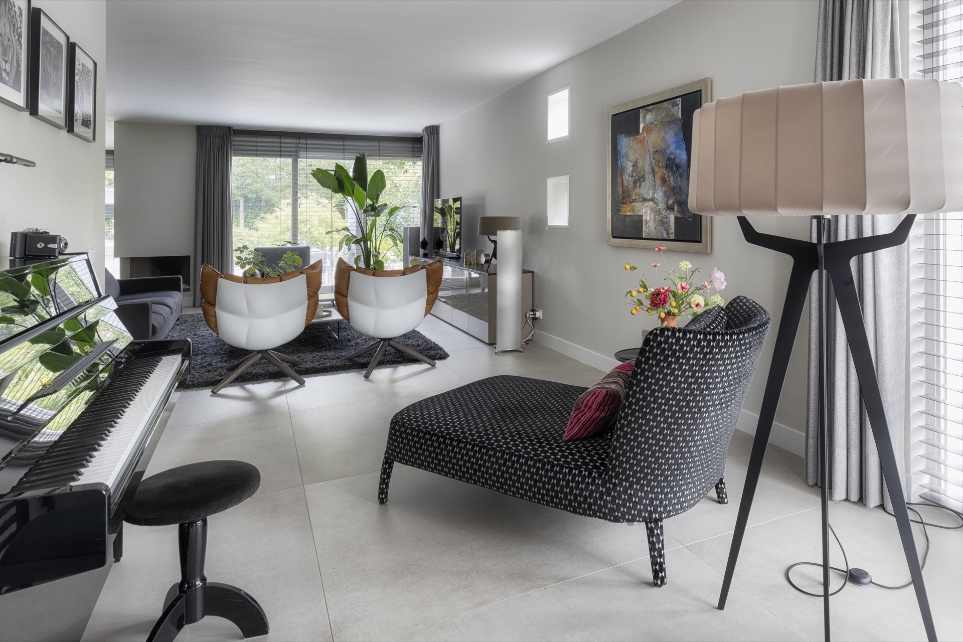 idee cucine moderne: soggiorno moderno con arte in bianco e nero e poltrona a righe, Luxe, Design, Exclusief, Modern, Maatwerk, Bijzondere, Mooie