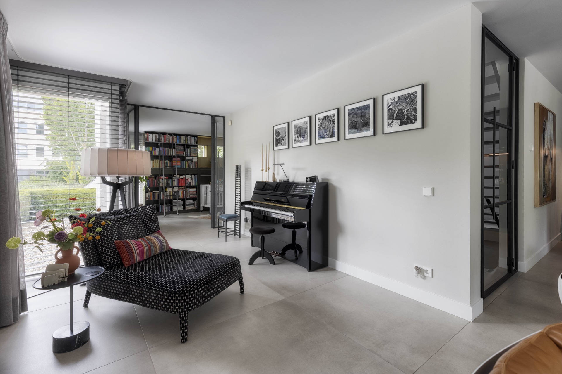 idee cucine moderne: soggiorno con libreria, pianoforte e arte murale, Luxe, Design, Exclusief, Modern, Maatwerk, Bijzondere, Mooie