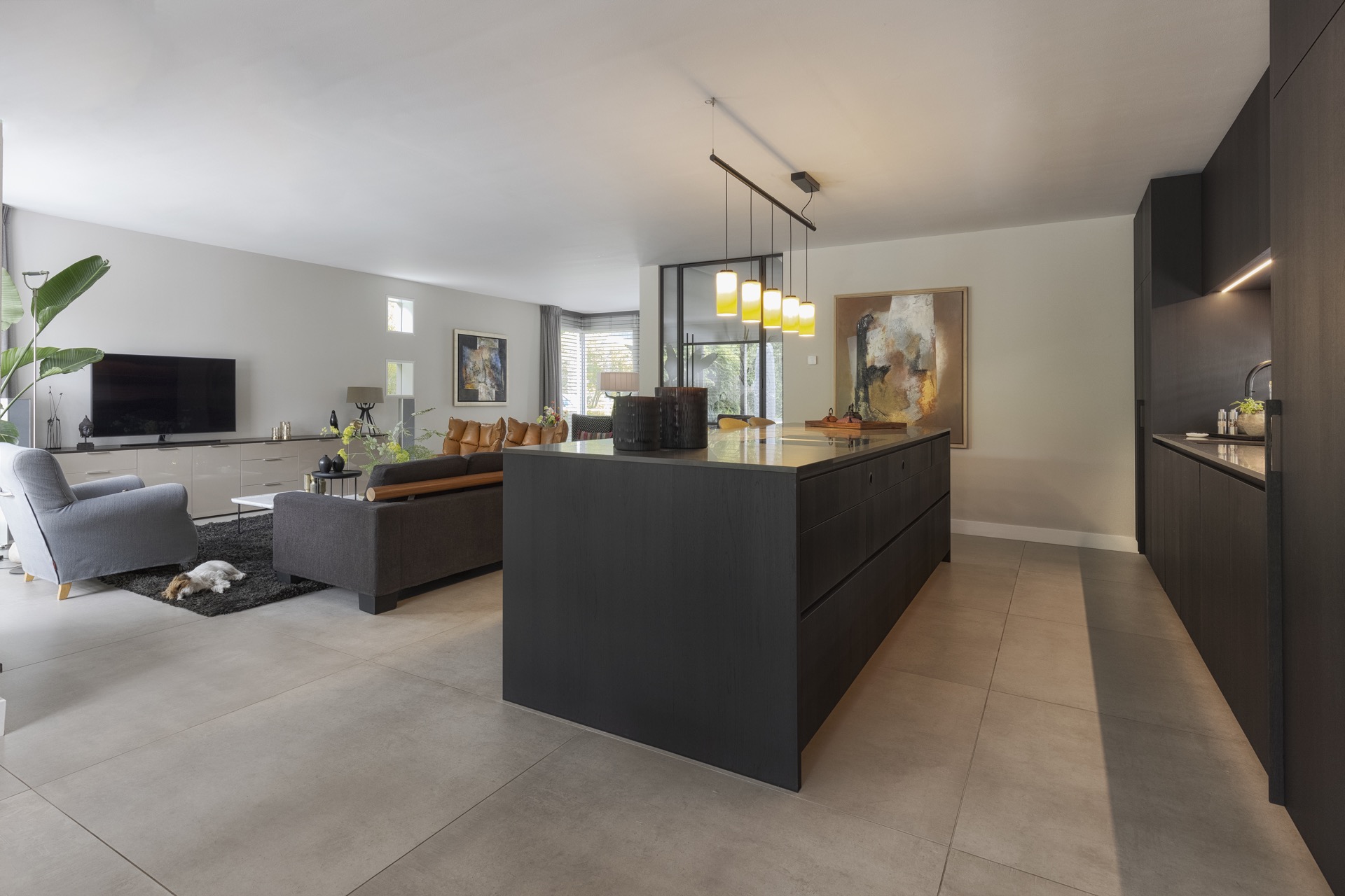 idee cucine moderne: soggiorno moderno con divano e TV, stile minimalista., Luxe, Design, Exclusief, Modern, Maatwerk, Bijzondere, Mooie