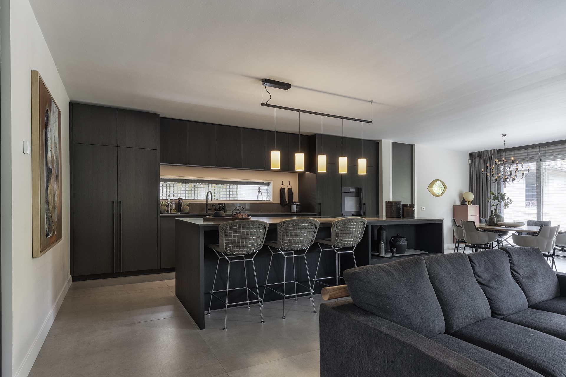 idee cucine moderne: cucina moderna aperta con armadi in legno nero e piano di lavoro in pietra., Luxe, Design, Exclusief, Modern, Maatwerk, Bijzondere, Mooie