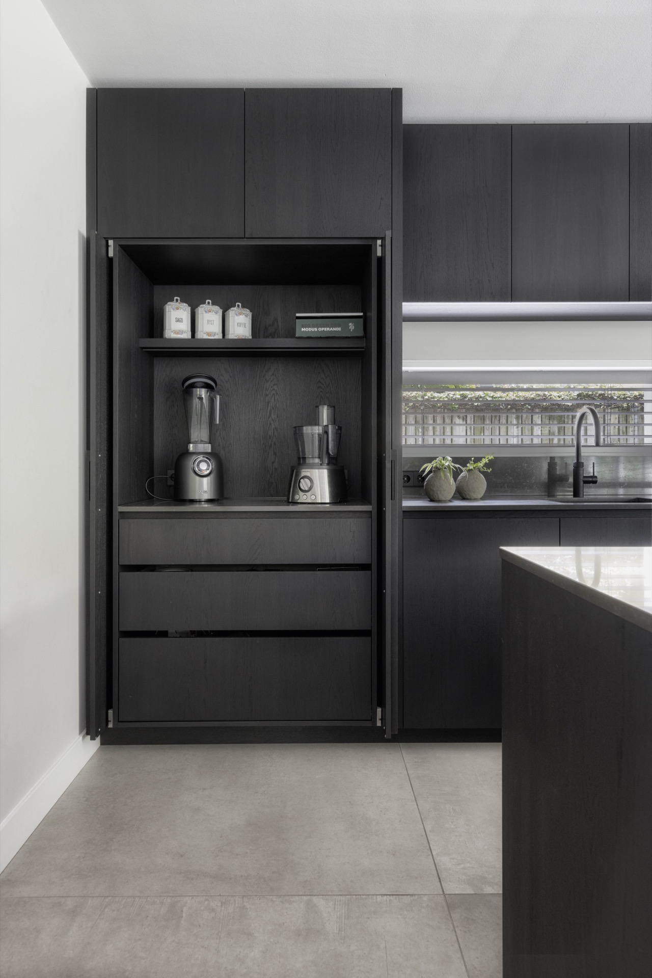 idee cucine moderne: cucina moderna nera con elettrodomestici integrati e grande finestra, Luxe, Design, Exclusief, Modern, Maatwerk, Bijzondere, Mooie