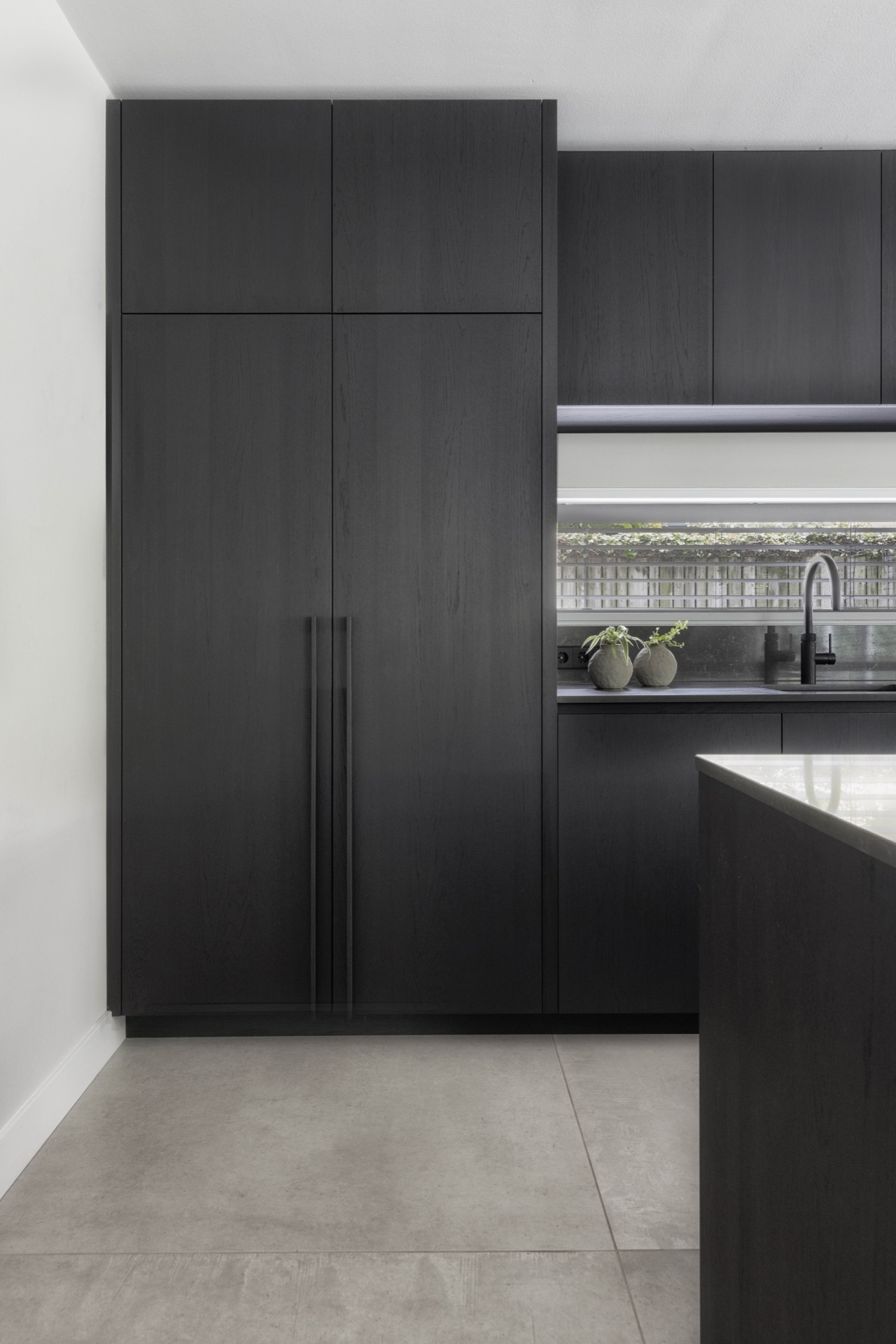 idee cucine moderne: cucina scura con armadi eleganti e grande finestra, Luxe, Design, Exclusief, Modern, Maatwerk, Bijzondere, Mooie