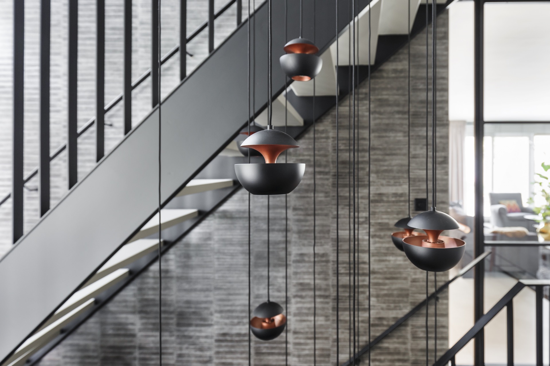idee cucine moderne: accenti in acciaio moderni e lampade a sospensione nella zona scala, Luxe, Design, Exclusief, Modern, Maatwerk, Bijzondere, Mooie