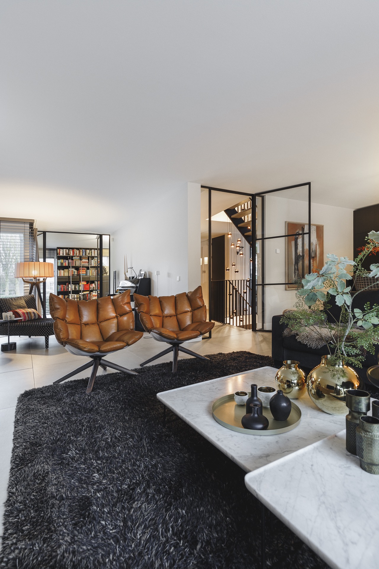 idee cucine moderne: soggiorno di lusso con sedie in pelle color cognac e decorazioni dorate, Luxe, Design, Exclusief, Modern, Maatwerk, Bijzondere, Mooie