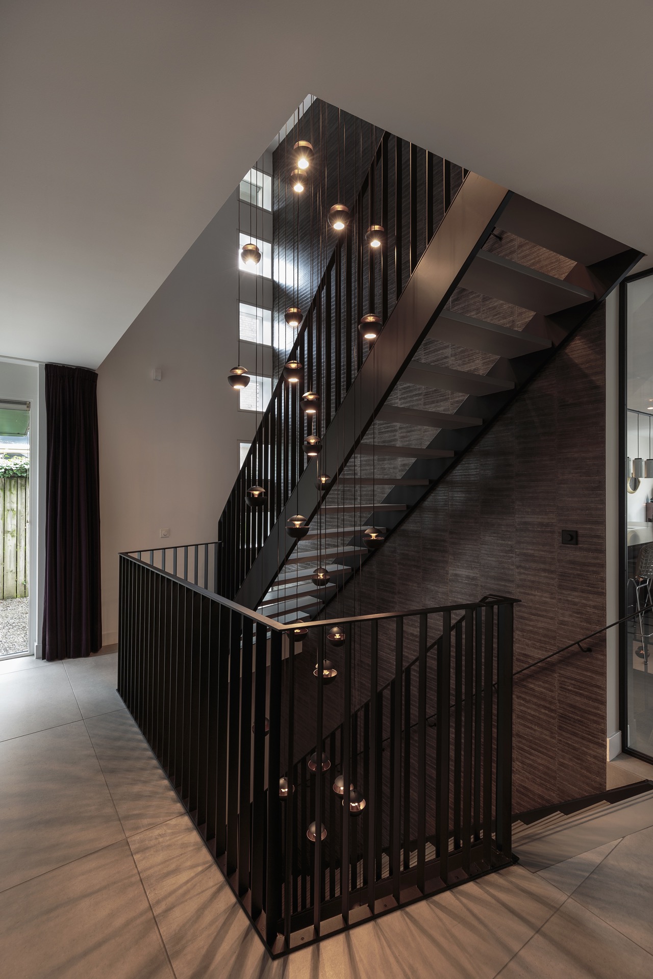 idee cucine moderne: scale moderna con ringhiera in acciaio e lampade sospese., Luxe, Design, Exclusief, Modern, Maatwerk, Bijzondere, Mooie