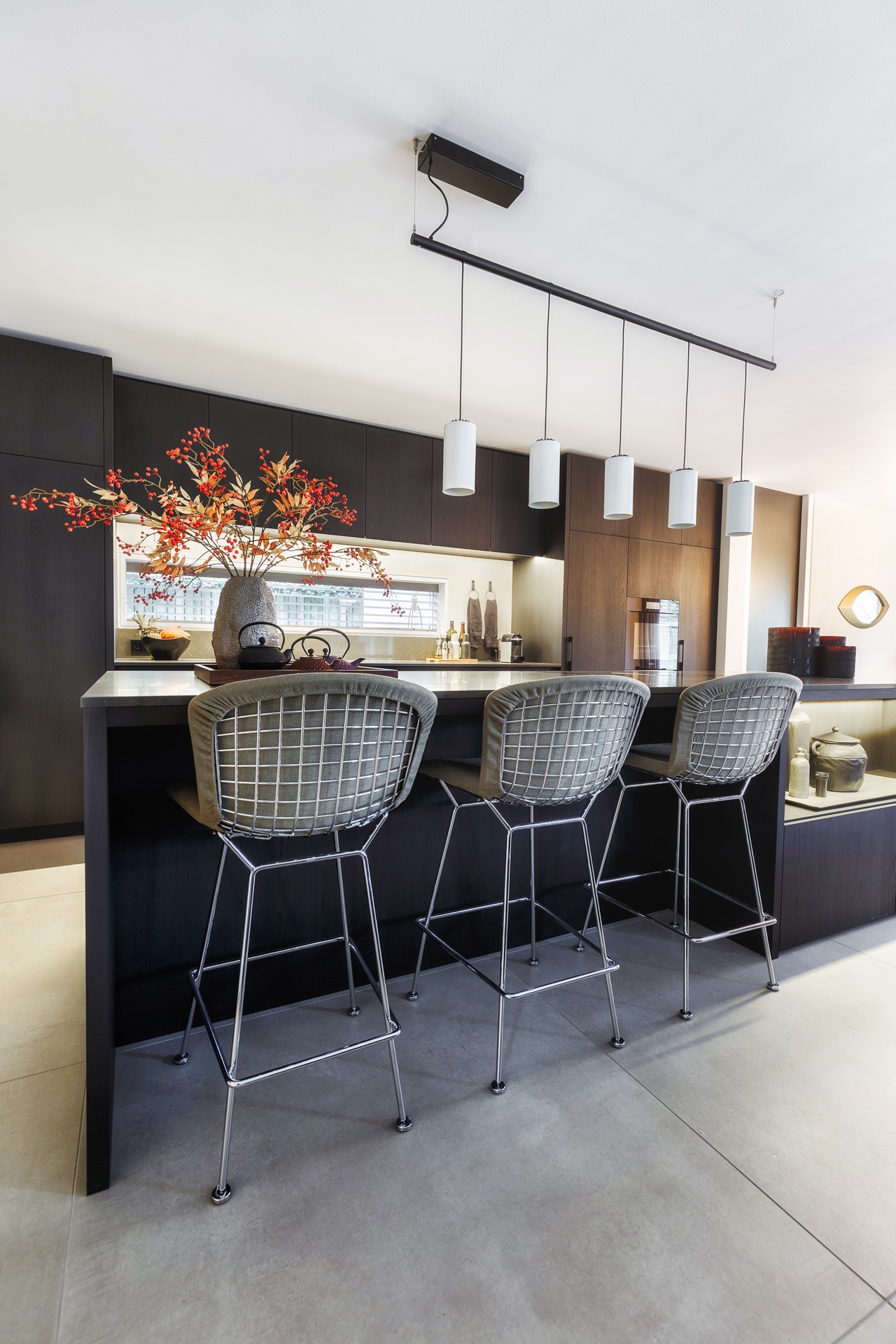 idee cucine moderne: cucina moderna con finitura in legno e porte in acciaio, barra elegante., Luxe, Design, Exclusief, Modern, Maatwerk, Bijzondere, Mooie
