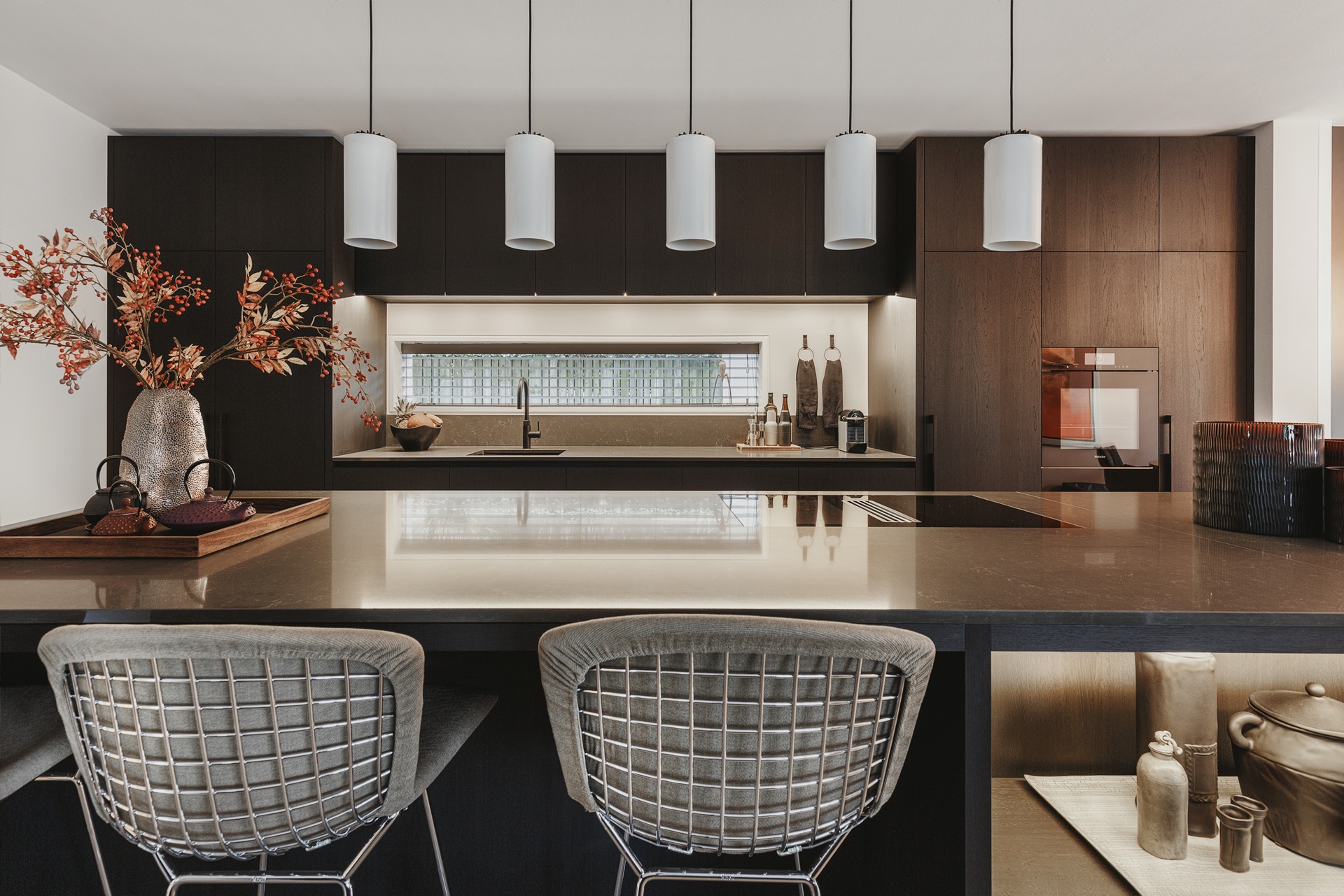 idee cucine moderne: soppalco con scala nera e lampade decorative, interni spaziosi., Luxe, Design, Exclusief, Modern, Maatwerk, Bijzondere, Mooie