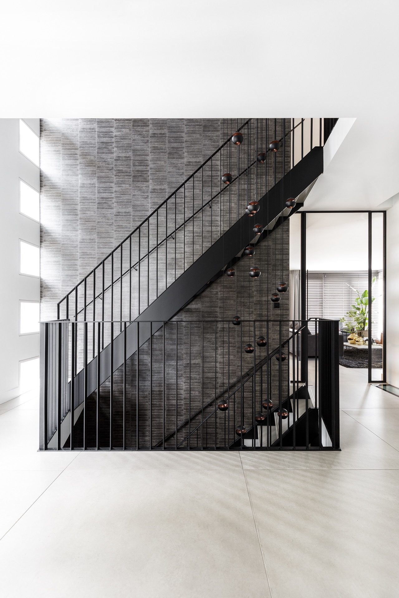 idee cucine moderne: scala moderna con ringhiera in metallo nero e muro testurizzato, Luxe, Design, Exclusief, Modern, Maatwerk, Bijzondere, Mooie